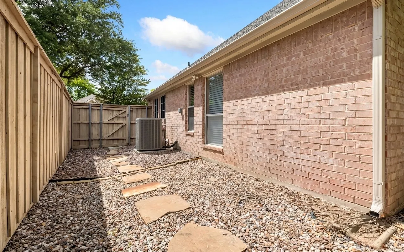Single Family Residence For Sale in Collin County , 809 Lake Point Circle, Mc Kinney, Texas 75072, 3 Bedroom, 3 Bathroom, 2 Garage spaces, 2,300 Sqft, built in 1998, mls#21346156, Real Estate Agent in Mc Kinney, Homes For Sale in Collin county, Homes For Sale in Mc Kinney, Realtor in Mc Kinney Texas, Real Estate Brokerage Independent Realty Texas, Luminita Cordes Realtor