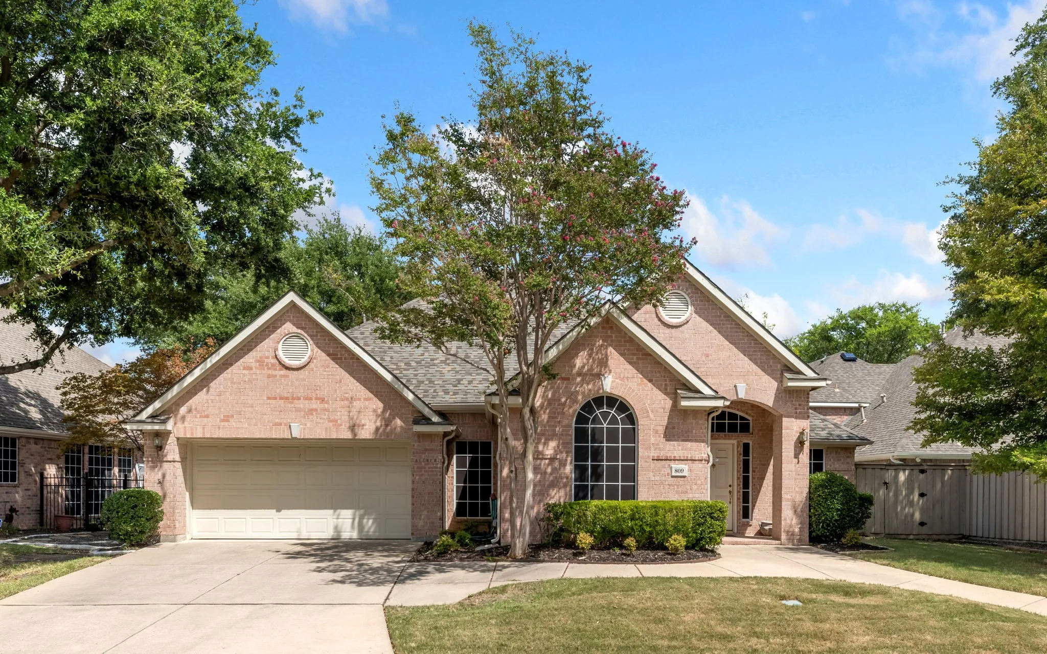 Single Family Residence For Sale in Collin County , 809 Lake Point Circle, Mc Kinney, Texas 75072, 3 Bedroom, 3 Bathroom, 2 Garage spaces, 2,300 Sqft, built in 1998, mls#21346156, Real Estate Agent in Mc Kinney, Homes For Sale in Collin county, Homes For Sale in Mc Kinney, Realtor in Mc Kinney Texas, Real Estate Brokerage Independent Realty Texas, Luminita Cordes Realtor