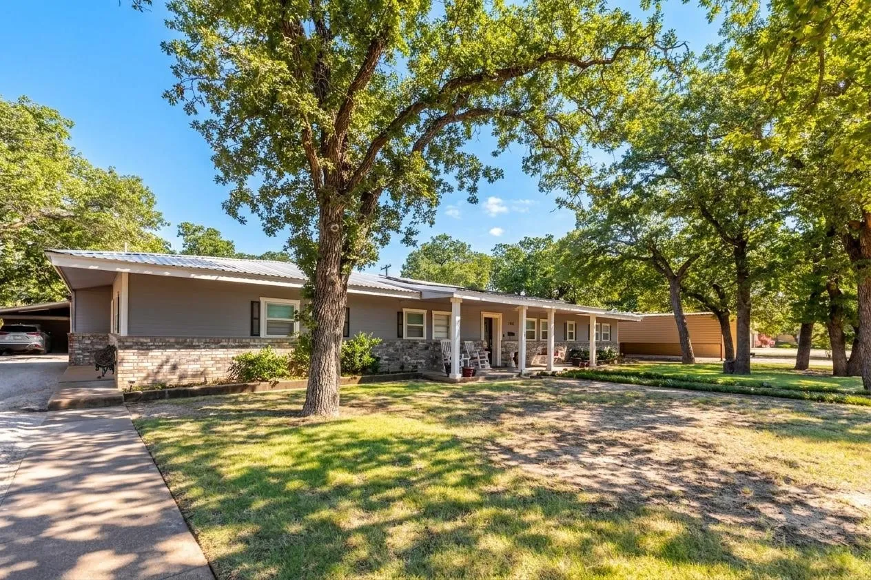 Single Family Residence For Sale in Eastland County , 1308 W 14th Street, Cisco, Texas 76437, 4 Bedroom, 3 Bathroom, Garage spaces, 2,646 Sqft, built in 1980, mls#21350528, Real Estate Agent in Cisco, Homes For Sale in Eastland county, Homes For Sale in Cisco, Realtor in Cisco Texas, Real Estate Brokerage Independent Realty Texas, Luminita Cordes Realtor