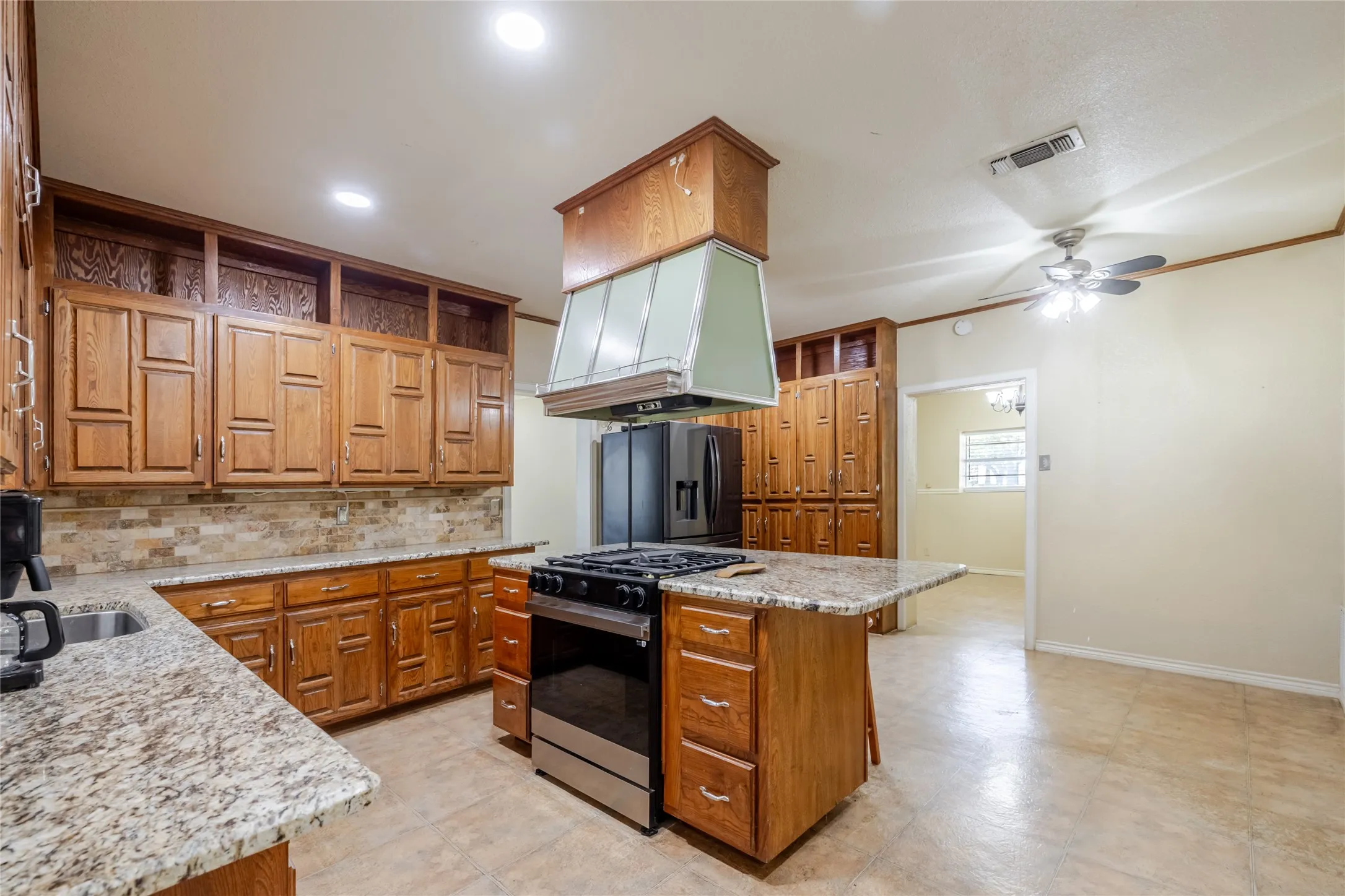 Single Family Residence For Sale in Eastland County , 1308 W 14th Street, Cisco, Texas 76437, 4 Bedroom, 3 Bathroom, Garage spaces, 2,646 Sqft, built in 1980, mls#21350528, Real Estate Agent in Cisco, Homes For Sale in Eastland county, Homes For Sale in Cisco, Realtor in Cisco Texas, Real Estate Brokerage Independent Realty Texas, Luminita Cordes Realtor
