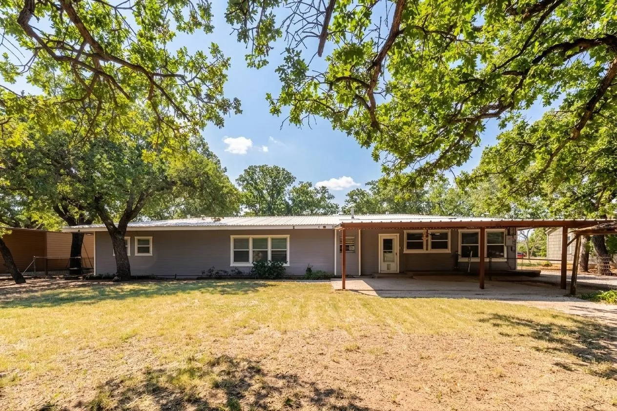 Single Family Residence For Sale in Eastland County , 1308 W 14th Street, Cisco, Texas 76437, 4 Bedroom, 3 Bathroom, Garage spaces, 2,646 Sqft, built in 1980, mls#21350528, Real Estate Agent in Cisco, Homes For Sale in Eastland county, Homes For Sale in Cisco, Realtor in Cisco Texas, Real Estate Brokerage Independent Realty Texas, Luminita Cordes Realtor