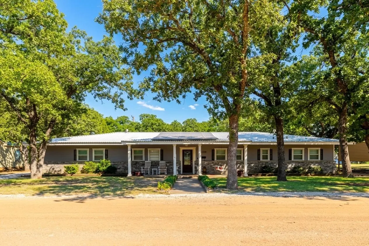 Single Family Residence For Sale in Eastland County , 1308 W 14th Street, Cisco, Texas 76437, 4 Bedroom, 3 Bathroom, Garage spaces, 2,646 Sqft, built in 1980, mls#21350528, Real Estate Agent in Cisco, Homes For Sale in Eastland county, Homes For Sale in Cisco, Realtor in Cisco Texas, Real Estate Brokerage Independent Realty Texas, Luminita Cordes Realtor