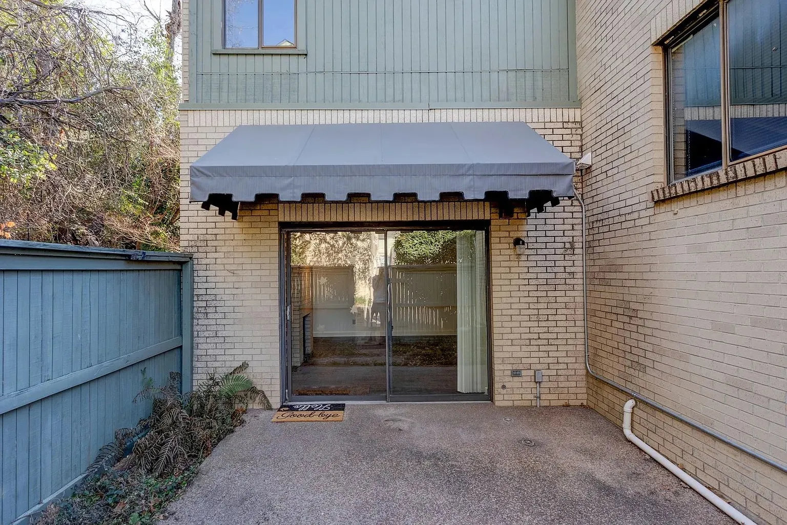 Townhouse For Rent in Tarrant County , 2633 Mccart Avenue, Fort Worth, Texas 76110, 2 Bedrooms, 3 Bathrooms, 2 Garage spaces, 1,680 Sqft, built in 1983, Price $2,500, mls#21351453, Real Estate Agent in Fort Worth, Homes For Rent in Tarrant county, Homes For Rent in Fort Worth, Realtor in Fort Worth Texas, Real Estate Brokerage Independent Realty Texas, Luminita Cordes Realtor