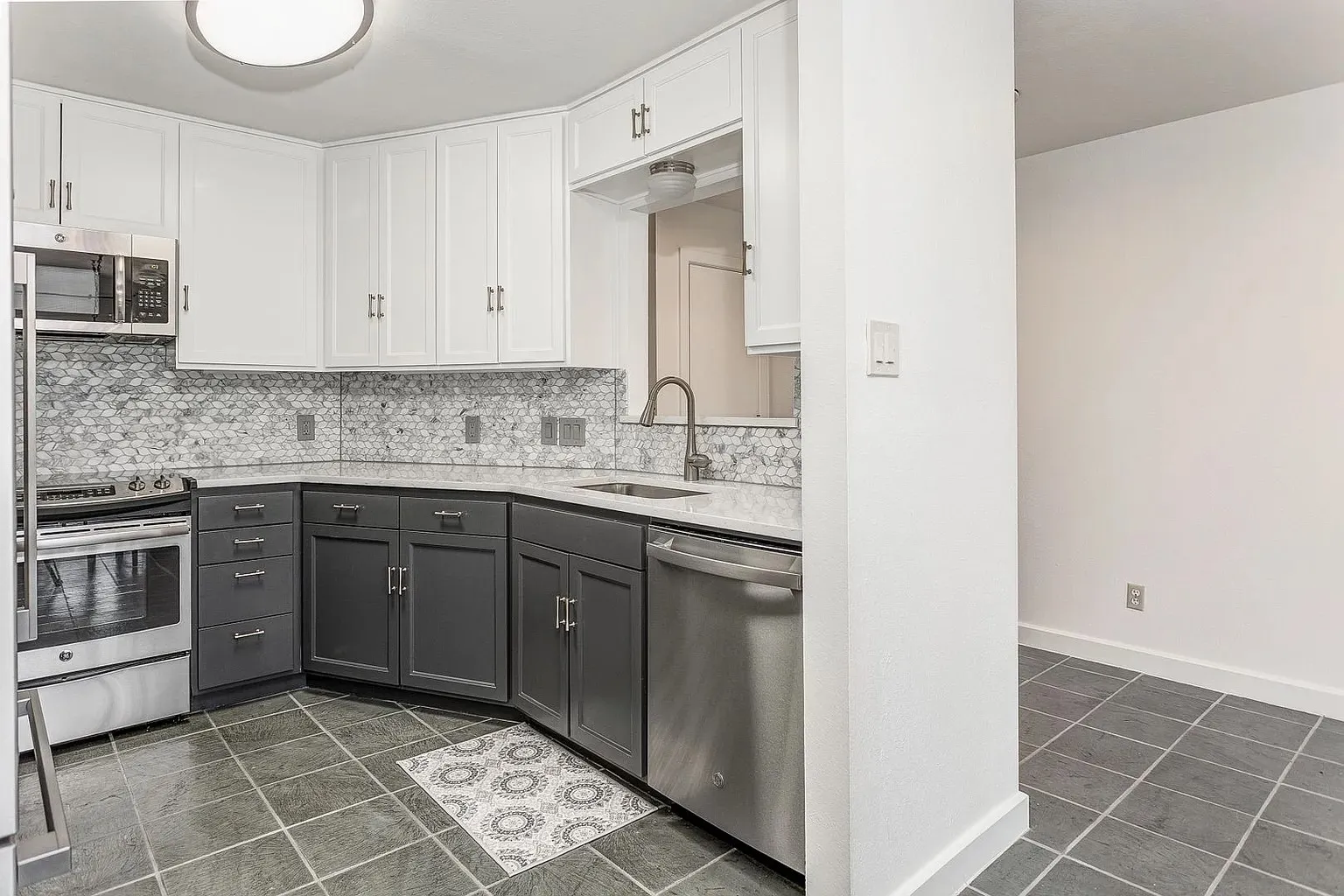 Townhouse For Rent in Tarrant County , 2633 Mccart Avenue, Fort Worth, Texas 76110, 2 Bedrooms, 3 Bathrooms, 2 Garage spaces, 1,680 Sqft, built in 1983, Price $2,500, mls#21351453, Real Estate Agent in Fort Worth, Homes For Rent in Tarrant county, Homes For Rent in Fort Worth, Realtor in Fort Worth Texas, Real Estate Brokerage Independent Realty Texas, Luminita Cordes Realtor