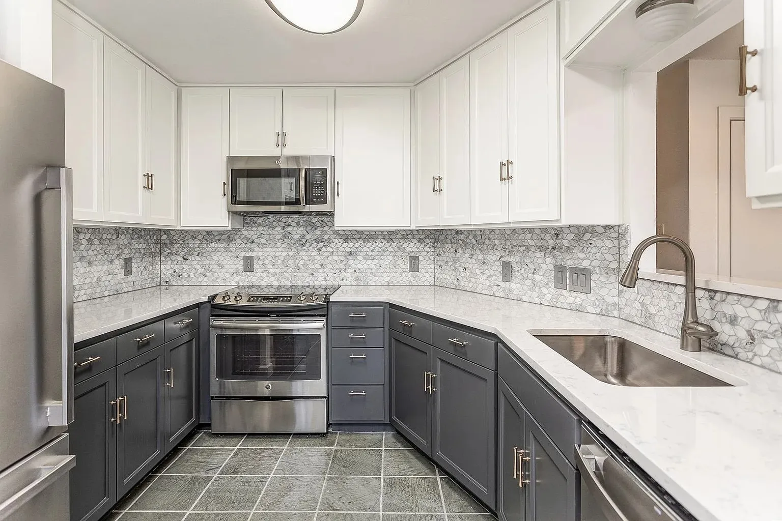 Townhouse For Rent in Tarrant County , 2633 Mccart Avenue, Fort Worth, Texas 76110, 2 Bedrooms, 3 Bathrooms, 2 Garage spaces, 1,680 Sqft, built in 1983, Price $2,500, mls#21351453, Real Estate Agent in Fort Worth, Homes For Rent in Tarrant county, Homes For Rent in Fort Worth, Realtor in Fort Worth Texas, Real Estate Brokerage Independent Realty Texas, Luminita Cordes Realtor