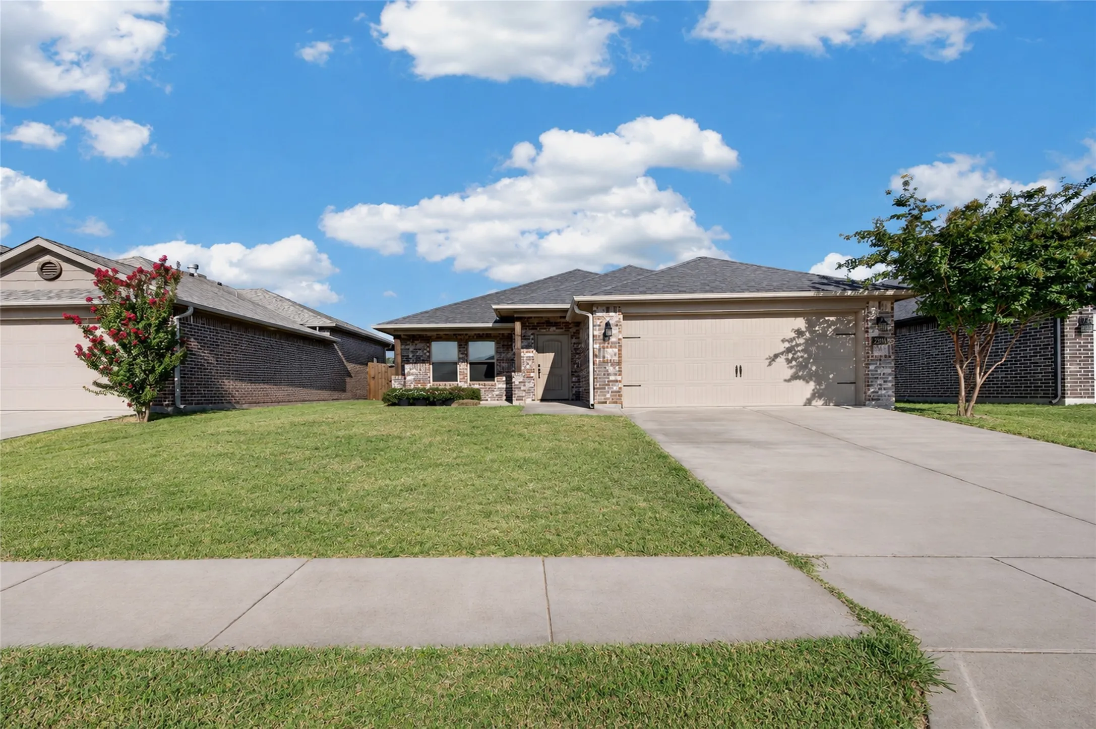 Single Family Residence For Sale in Grayson County , 2304 Southridge Lane, Sherman, Texas 75092, 3 Bedroom, 2 Bathroom, 2 Garage spaces, 1,855 Sqft, built in 2018, mls#21349225, Real Estate Agent in Sherman, Homes For Sale in Grayson county, Homes For Sale in Sherman, Realtor in Sherman Texas, Real Estate Brokerage Independent Realty Texas, Luminita Cordes Realtor