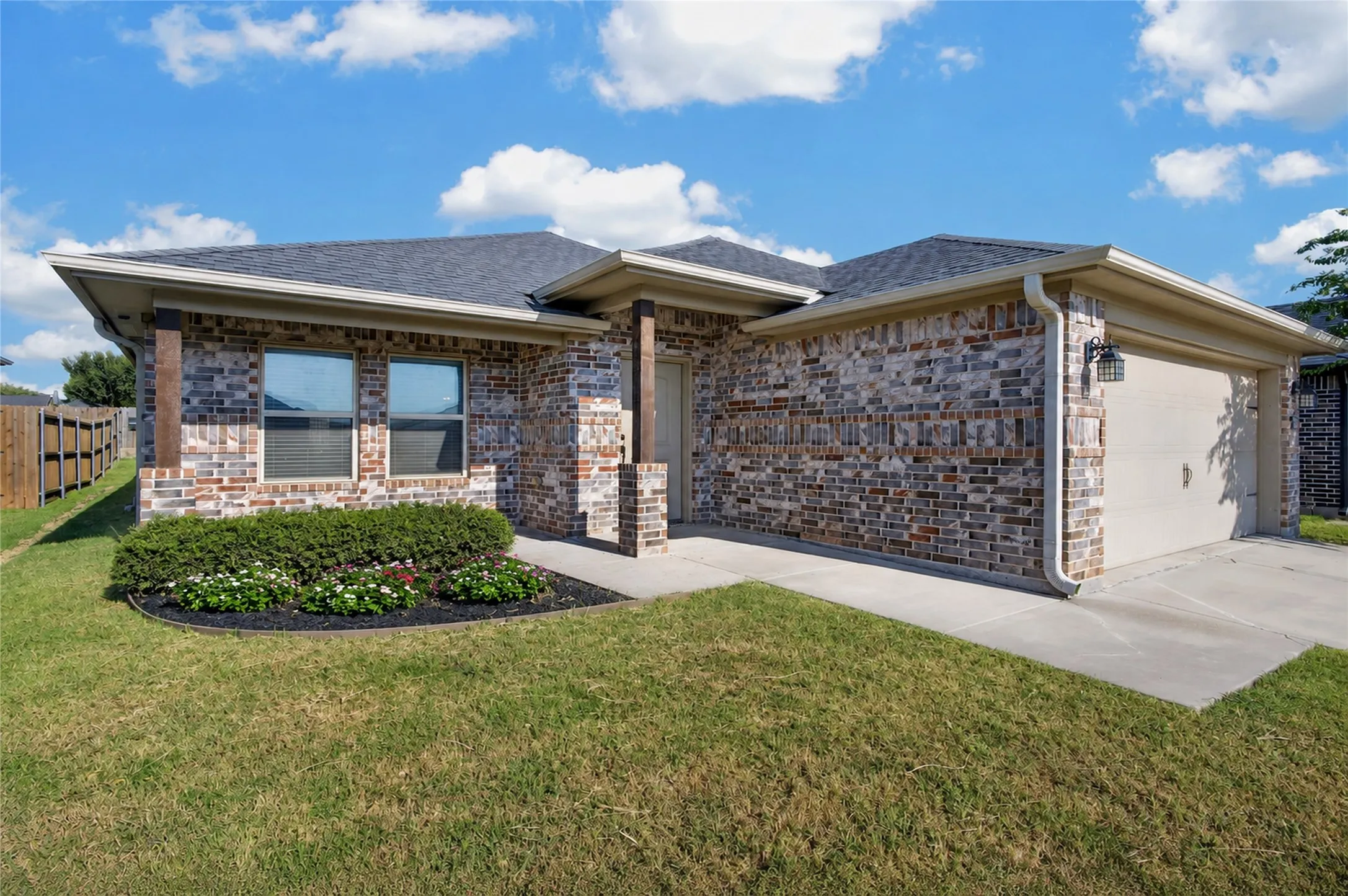 Single Family Residence For Sale in Grayson County , 2304 Southridge Lane, Sherman, Texas 75092, 3 Bedroom, 2 Bathroom, 2 Garage spaces, 1,855 Sqft, built in 2018, mls#21349225, Real Estate Agent in Sherman, Homes For Sale in Grayson county, Homes For Sale in Sherman, Realtor in Sherman Texas, Real Estate Brokerage Independent Realty Texas, Luminita Cordes Realtor