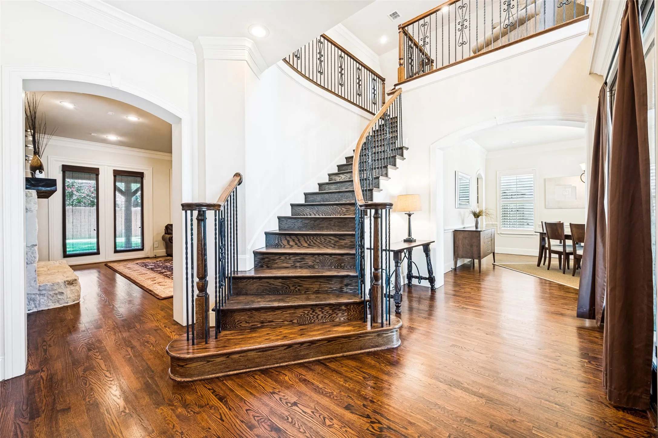 Single Family Residence For Sale in Dallas County , 4106 Lively Lane, Dallas, Texas 75220, 4 Bedroom, 4 Bathroom, 2 Garage spaces, 4,228 Sqft, built in 2007, mls#21349995, Real Estate Agent in Dallas, Homes For Sale in Dallas county, Homes For Sale in Dallas, Realtor in Dallas Texas, Real Estate Brokerage Independent Realty Texas, Luminita Cordes Realtor
