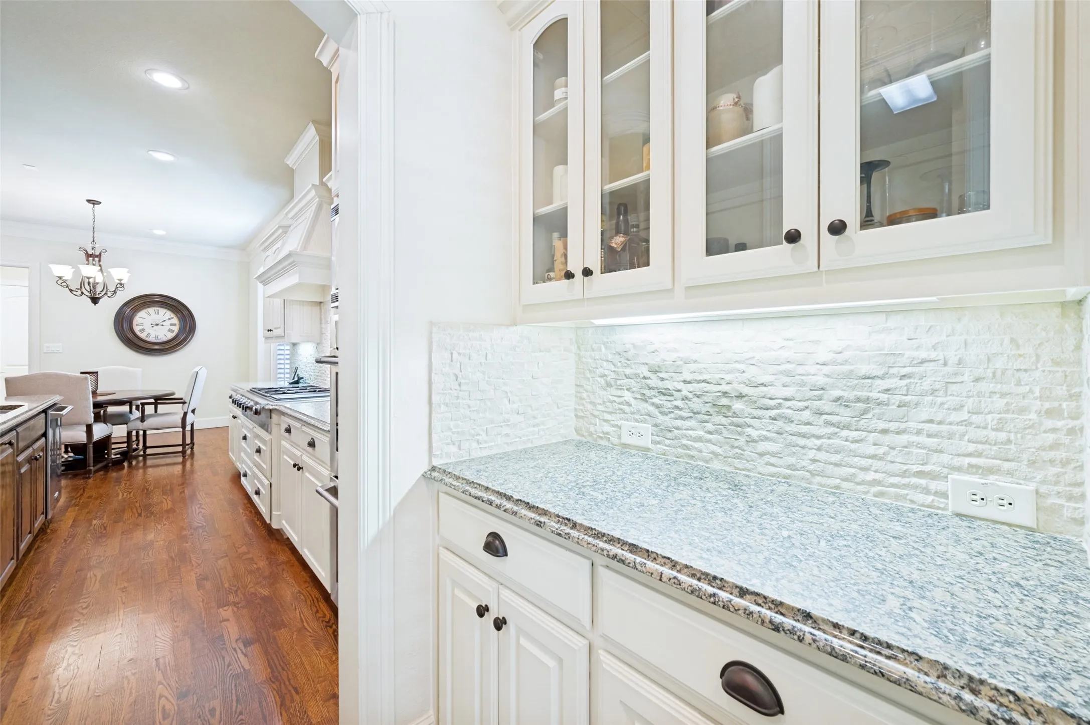 Single Family Residence For Sale in Dallas County , 4106 Lively Lane, Dallas, Texas 75220, 4 Bedroom, 4 Bathroom, 2 Garage spaces, 4,228 Sqft, built in 2007, mls#21349995, Real Estate Agent in Dallas, Homes For Sale in Dallas county, Homes For Sale in Dallas, Realtor in Dallas Texas, Real Estate Brokerage Independent Realty Texas, Luminita Cordes Realtor