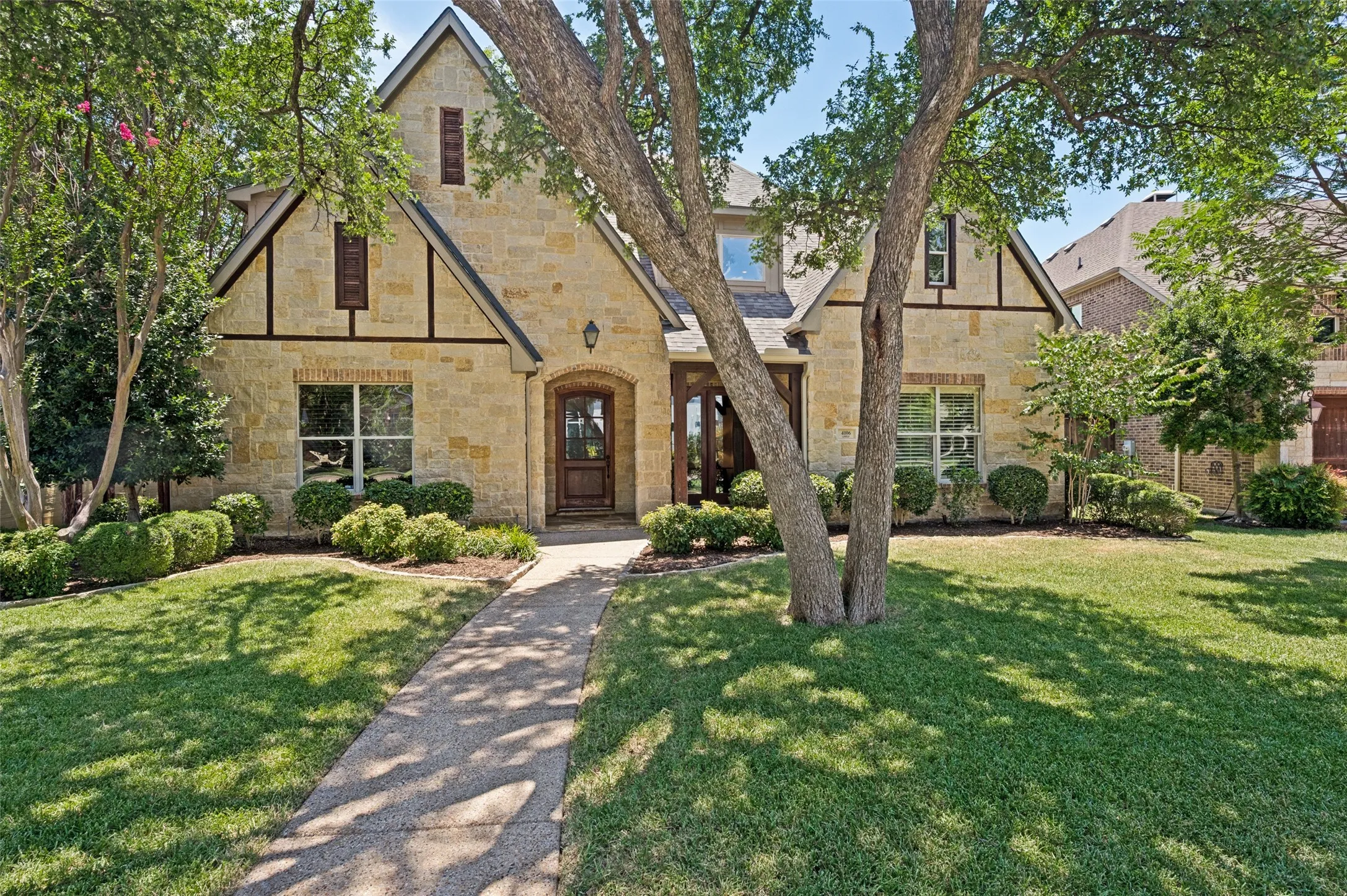Single Family Residence For Sale in Dallas County , 4106 Lively Lane, Dallas, Texas 75220, 4 Bedroom, 4 Bathroom, 2 Garage spaces, 4,228 Sqft, built in 2007, mls#21349995, Real Estate Agent in Dallas, Homes For Sale in Dallas county, Homes For Sale in Dallas, Realtor in Dallas Texas, Real Estate Brokerage Independent Realty Texas, Luminita Cordes Realtor