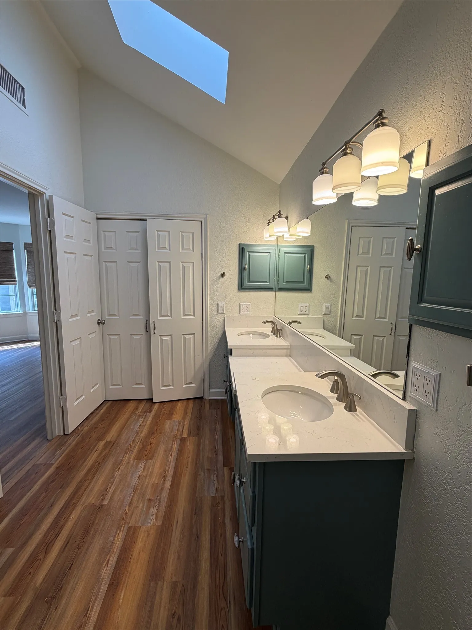 Townhouse For Rent in Collin County , 17715 Windflower Way 107, Dallas, Texas 75252, 3 Bedroom, 3 Bathroom, 2 Garage spaces, 2,374 Sqft, built in 1985, mls#21351454, Real Estate Agent in Dallas, Homes For Rent in Collin county, Homes For Rent in Dallas, Realtor in Dallas Texas, Real Estate Brokerage Independent Realty Texas, Luminita Cordes Realtor