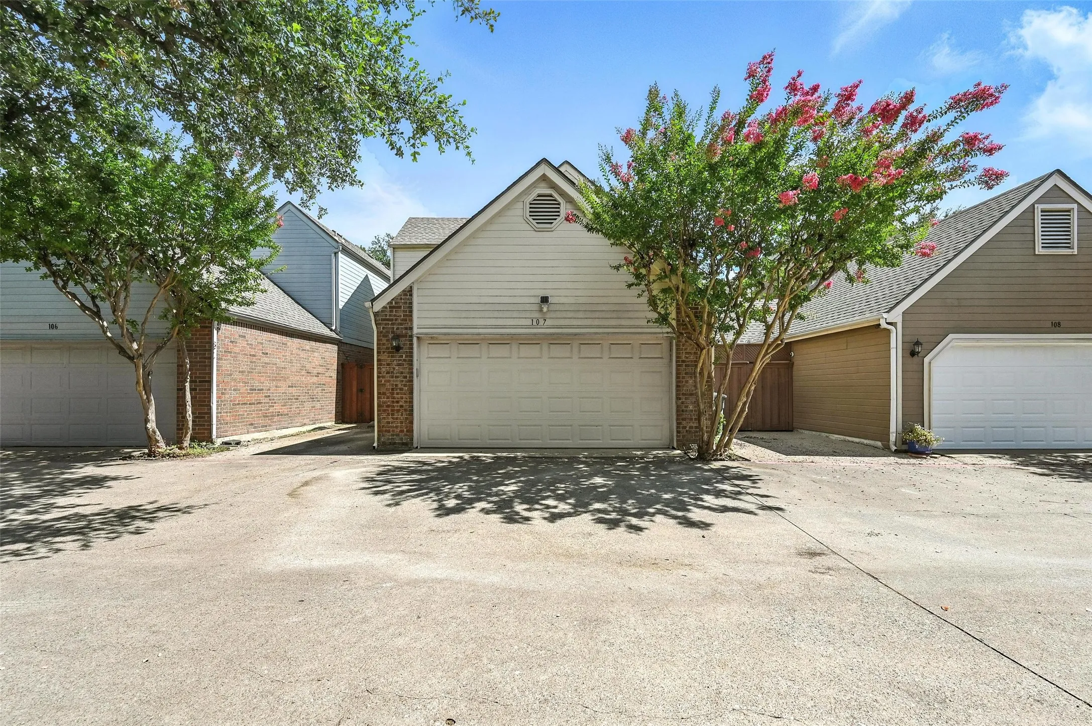 Townhouse For Rent in Collin County , 17715 Windflower Way 107, Dallas, Texas 75252, 3 Bedroom, 3 Bathroom, 2 Garage spaces, 2,374 Sqft, built in 1985, mls#21351454, Real Estate Agent in Dallas, Homes For Rent in Collin county, Homes For Rent in Dallas, Realtor in Dallas Texas, Real Estate Brokerage Independent Realty Texas, Luminita Cordes Realtor