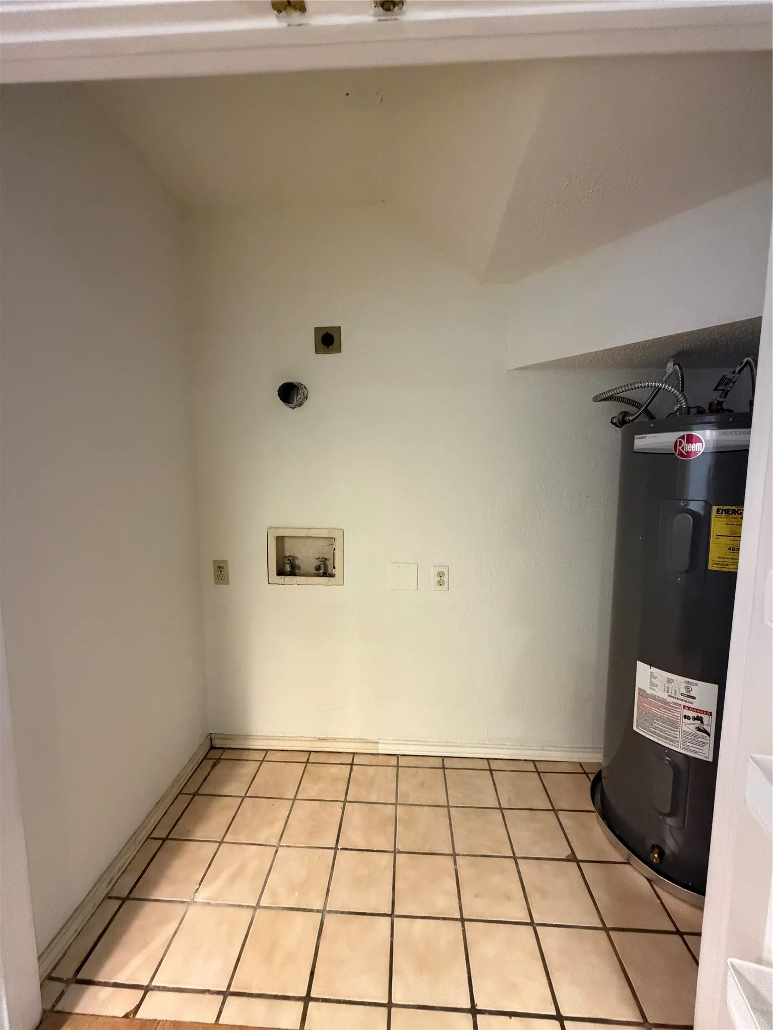 Townhouse For Rent in Collin County , 17715 Windflower Way 107, Dallas, Texas 75252, 3 Bedroom, 3 Bathroom, 2 Garage spaces, 2,374 Sqft, built in 1985, mls#21351454, Real Estate Agent in Dallas, Homes For Rent in Collin county, Homes For Rent in Dallas, Realtor in Dallas Texas, Real Estate Brokerage Independent Realty Texas, Luminita Cordes Realtor