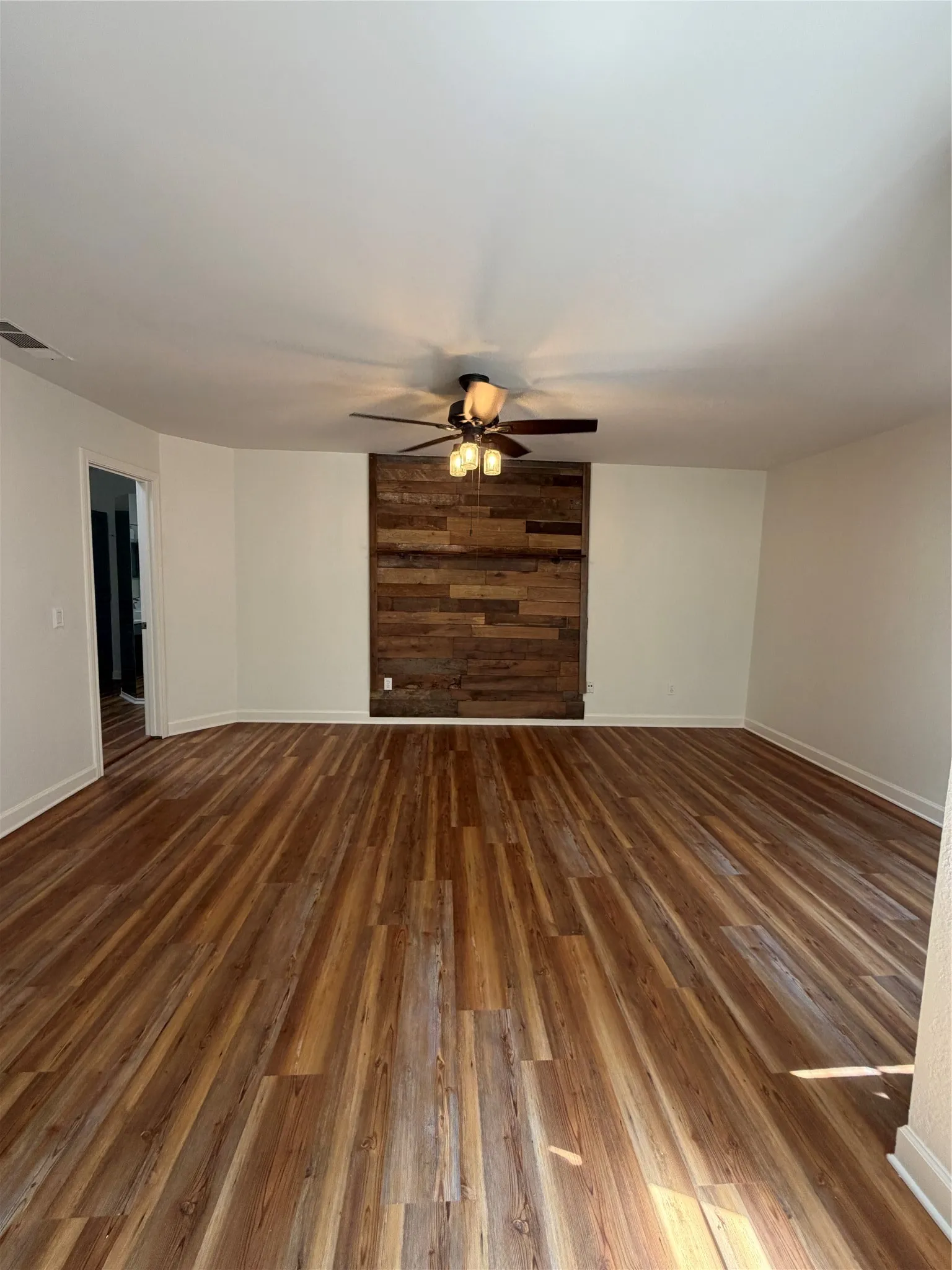 Townhouse For Rent in Collin County , 17715 Windflower Way 107, Dallas, Texas 75252, 3 Bedroom, 3 Bathroom, 2 Garage spaces, 2,374 Sqft, built in 1985, mls#21351454, Real Estate Agent in Dallas, Homes For Rent in Collin county, Homes For Rent in Dallas, Realtor in Dallas Texas, Real Estate Brokerage Independent Realty Texas, Luminita Cordes Realtor