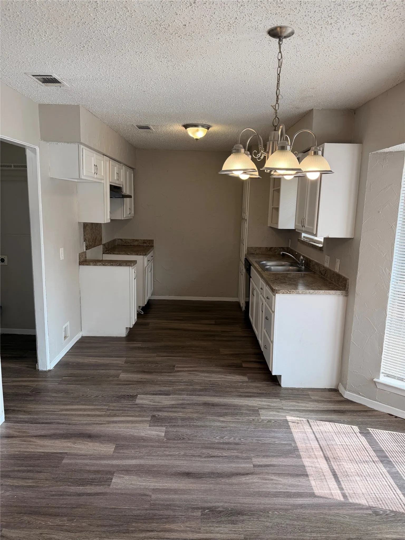 Single Family Residence For Rent in Tarrant County , 317 Apache Trail, Keller, Texas 76248, 3 Bedroom, 2 Bathroom, 2 Garage spaces, 1,376 Sqft, built in 1978, mls#21351458, Real Estate Agent in Keller, Homes For Rent in Tarrant county, Homes For Rent in Keller, Realtor in Keller Texas, Real Estate Brokerage Independent Realty Texas, Luminita Cordes Realtor