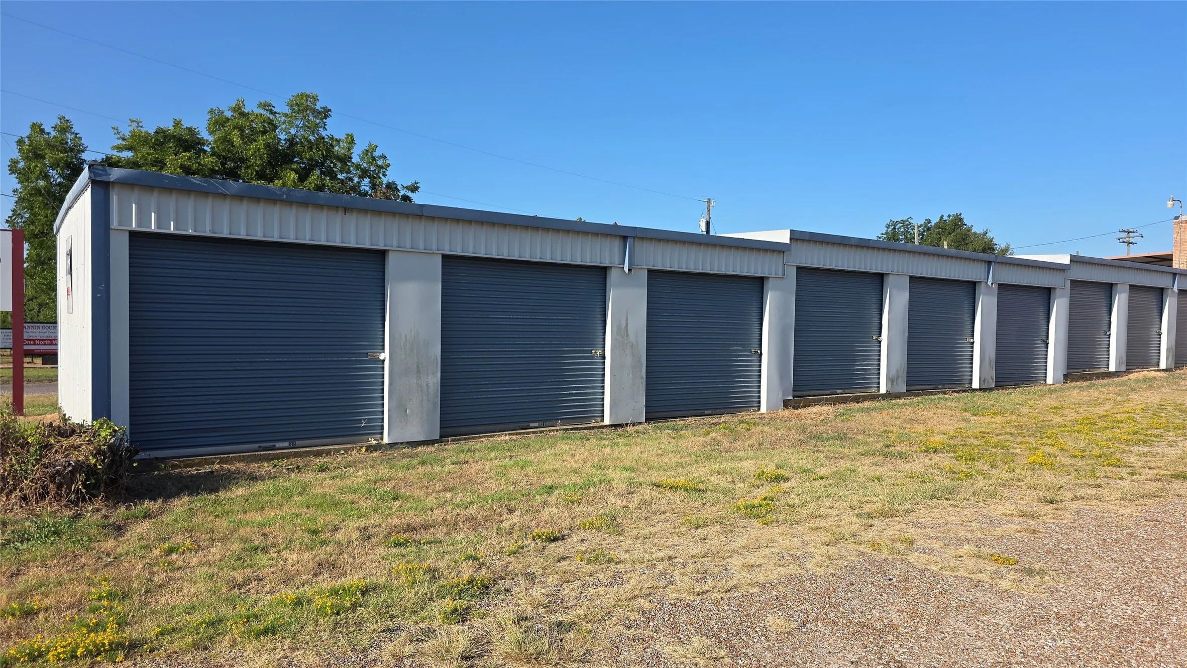 Each side of entry has space for loading and unloading a unit.