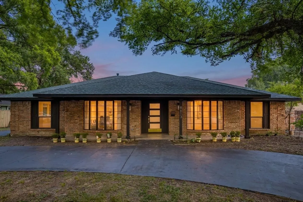Single Family Residence For Sale in Tarrant County , 8613 Marys Creek Drive, Benbrook, Texas 76116, 3 Bedroom, 3 Bathroom, 2 Garage spaces, 2,198 Sqft, built in 1967, Price $499,000, mls#21351418, Real Estate Agent in Benbrook, Homes For Sale in Tarrant county, Homes For Sale in Benbrook, Realtor in Benbrook Texas, Real Estate Brokerage Independent Realty Texas, Luminita Cordes Realtor