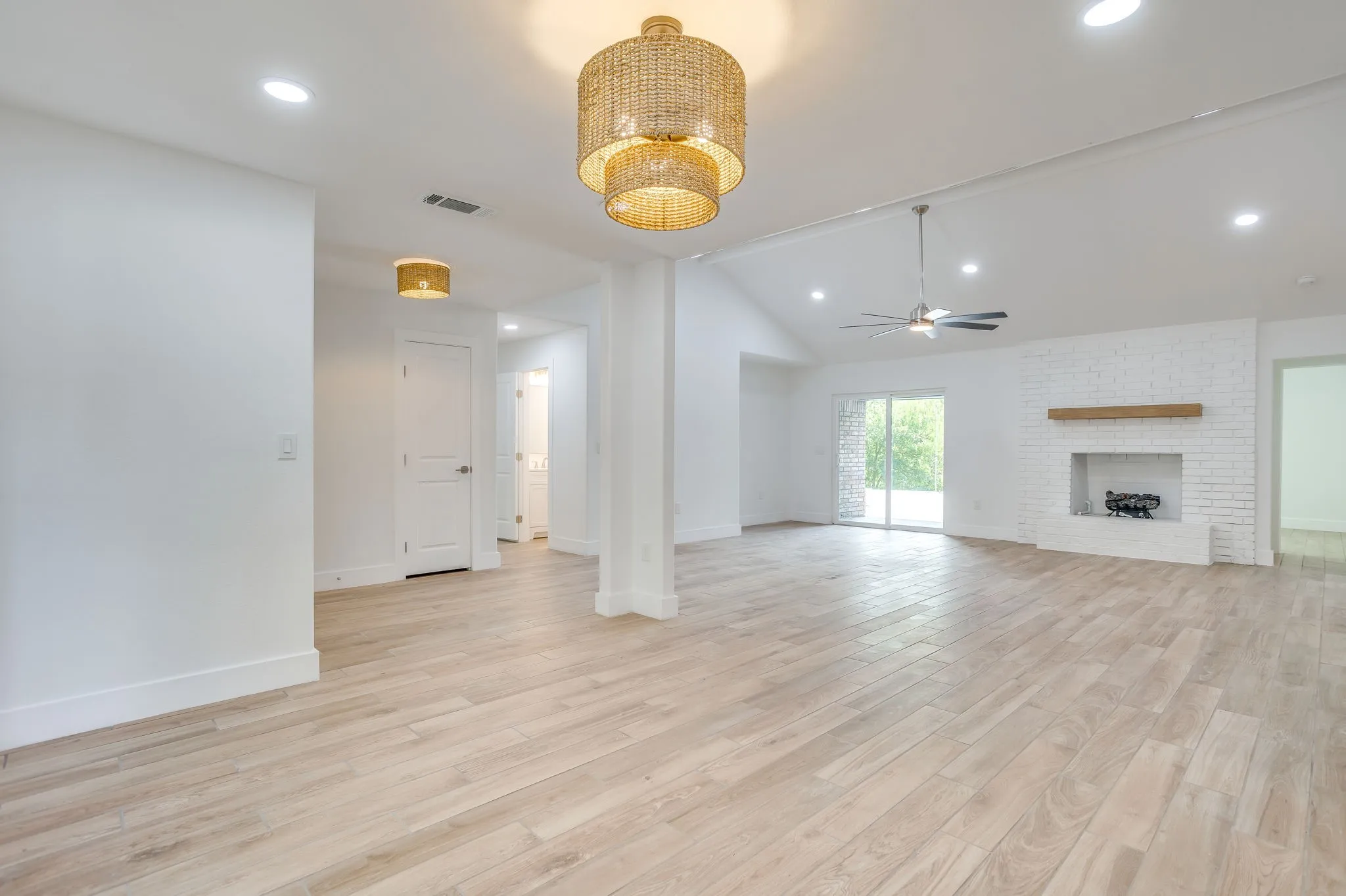 Single Family Residence For Sale in Tarrant County , 8613 Marys Creek Drive, Benbrook, Texas 76116, 3 Bedroom, 3 Bathroom, 2 Garage spaces, 2,198 Sqft, built in 1967, Price $499,000, mls#21351418, Real Estate Agent in Benbrook, Homes For Sale in Tarrant county, Homes For Sale in Benbrook, Realtor in Benbrook Texas, Real Estate Brokerage Independent Realty Texas, Luminita Cordes Realtor