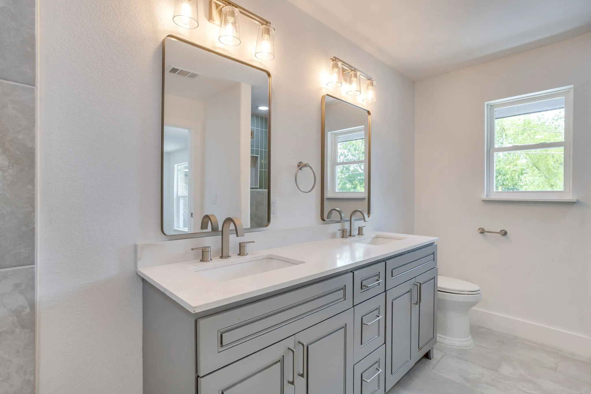Single Family Residence For Sale in Tarrant County , 8613 Marys Creek Drive, Benbrook, Texas 76116, 3 Bedroom, 3 Bathroom, 2 Garage spaces, 2,198 Sqft, built in 1967, Price $499,000, mls#21351418, Real Estate Agent in Benbrook, Homes For Sale in Tarrant county, Homes For Sale in Benbrook, Realtor in Benbrook Texas, Real Estate Brokerage Independent Realty Texas, Luminita Cordes Realtor