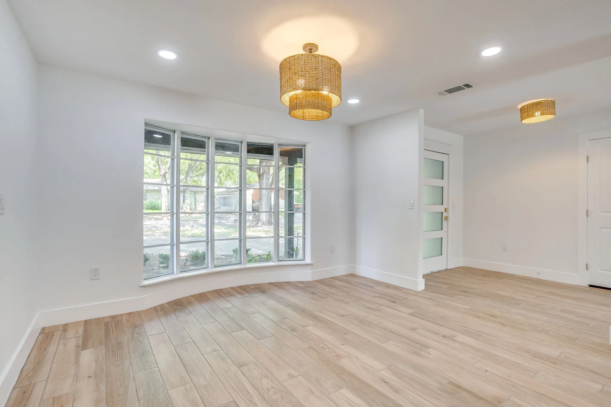 Single Family Residence For Sale in Tarrant County , 8613 Marys Creek Drive, Benbrook, Texas 76116, 3 Bedroom, 3 Bathroom, 2 Garage spaces, 2,198 Sqft, built in 1967, Price $499,000, mls#21351418, Real Estate Agent in Benbrook, Homes For Sale in Tarrant county, Homes For Sale in Benbrook, Realtor in Benbrook Texas, Real Estate Brokerage Independent Realty Texas, Luminita Cordes Realtor