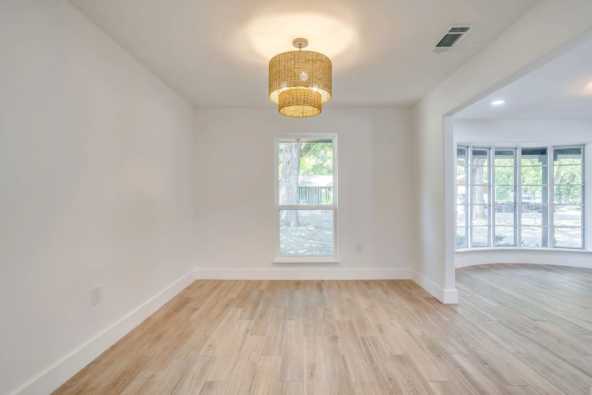 Single Family Residence For Sale in Tarrant County , 8613 Marys Creek Drive, Benbrook, Texas 76116, 3 Bedroom, 3 Bathroom, 2 Garage spaces, 2,198 Sqft, built in 1967, Price $499,000, mls#21351418, Real Estate Agent in Benbrook, Homes For Sale in Tarrant county, Homes For Sale in Benbrook, Realtor in Benbrook Texas, Real Estate Brokerage Independent Realty Texas, Luminita Cordes Realtor