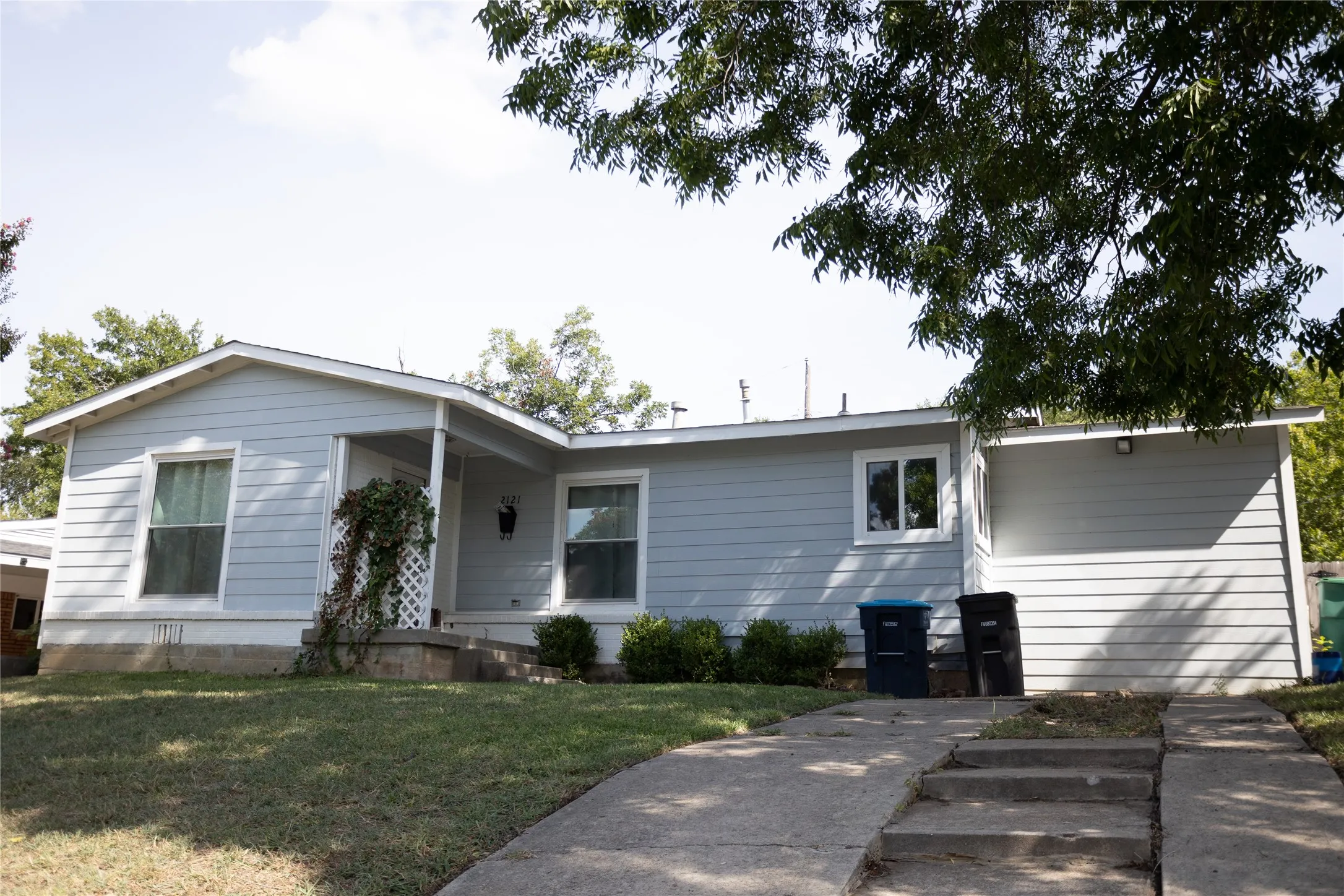 Single Family Residence For Sale in Tarrant County , 2121 San Jose, Fort Worth, Texas 76112, 3 Bedroom, 2 Bathroom, Garage spaces, 1,231 Sqft, built in 1951, mls#21351430, Real Estate Agent in Fort Worth, Homes For Sale in Tarrant county, Homes For Sale in Fort Worth, Realtor in Fort Worth Texas, Real Estate Brokerage Independent Realty Texas, Luminita Cordes Realtor