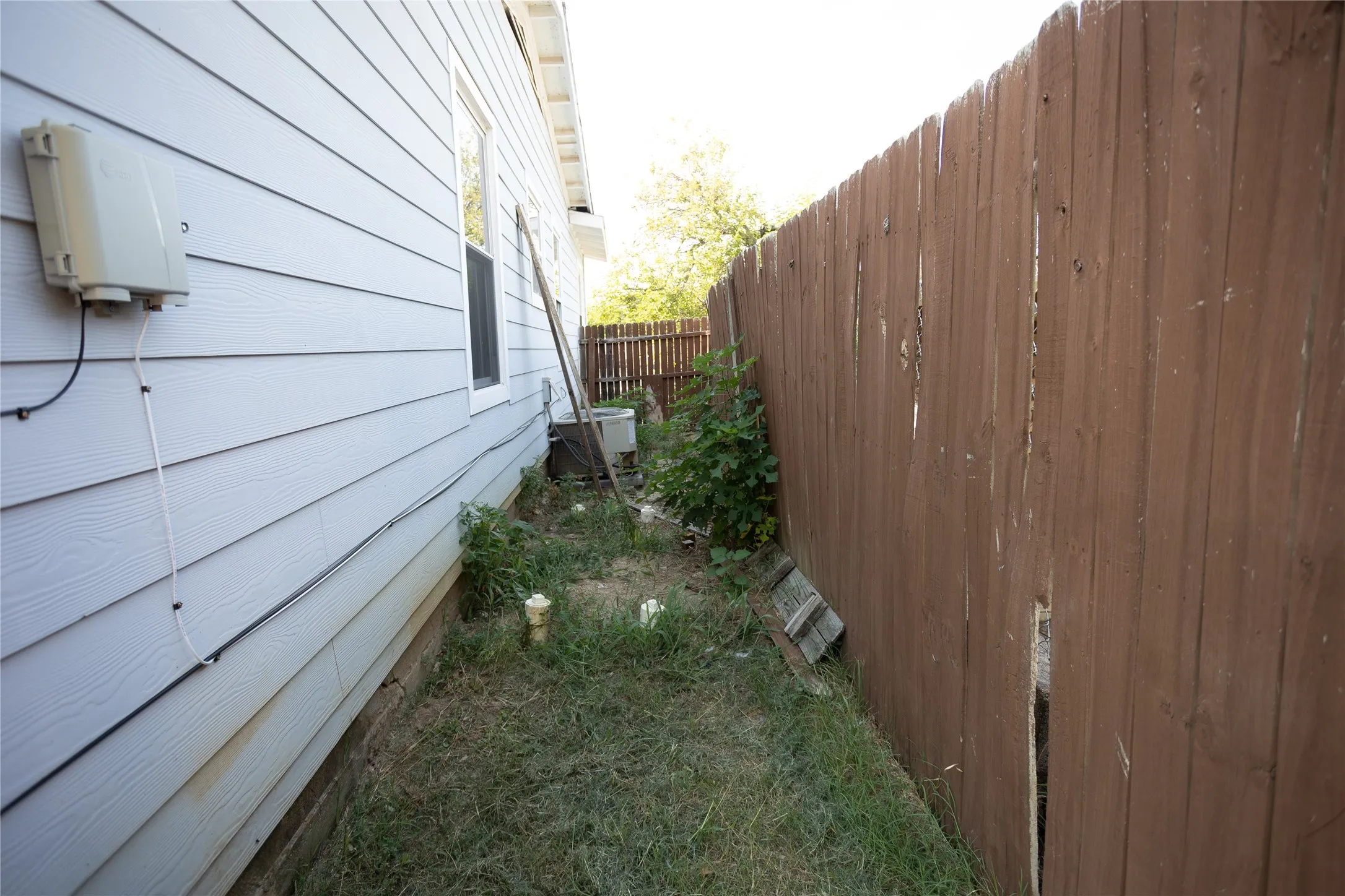 Single Family Residence For Sale in Tarrant County , 2121 San Jose, Fort Worth, Texas 76112, 3 Bedroom, 2 Bathroom, Garage spaces, 1,231 Sqft, built in 1951, mls#21351430, Real Estate Agent in Fort Worth, Homes For Sale in Tarrant county, Homes For Sale in Fort Worth, Realtor in Fort Worth Texas, Real Estate Brokerage Independent Realty Texas, Luminita Cordes Realtor