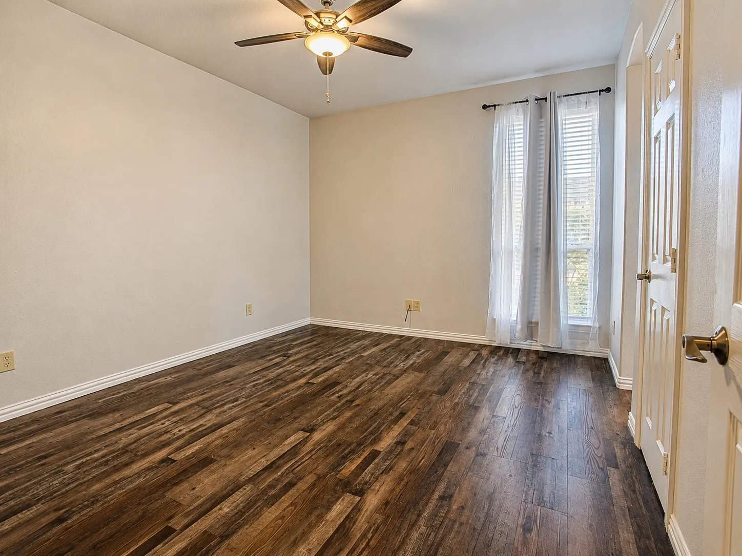 Single Family Residence For Sale in Rockwall County , 285 Partridge Drive, Mclendon Chisholm, Texas 75032, 4 Bedroom, 3 Bathroom, 3 Garage spaces, 2,780 Sqft, built in 2004, mls#21350781, Real Estate Agent in Mclendon Chisholm, Homes For Sale in Rockwall county, Homes For Sale in Mclendon Chisholm, Realtor in Mclendon Chisholm Texas, Real Estate Brokerage Independent Realty Texas, Luminita Cordes Realtor