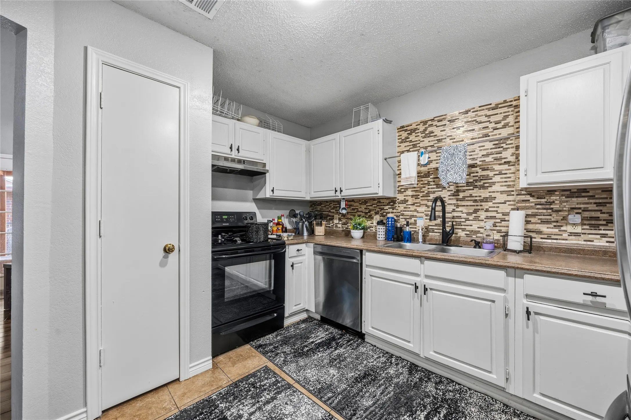 Single Family Residence For Sale in Tarrant County , 4787 Wineberry Drive, Fort Worth, Texas 76137, 4 Bedroom, 2 Bathroom, 2 Garage spaces, 1,692 Sqft, built in 1986, mls#21351052, Real Estate Agent in Fort Worth, Homes For Sale in Tarrant county, Homes For Sale in Fort Worth, Realtor in Fort Worth Texas, Real Estate Brokerage Independent Realty Texas, Luminita Cordes Realtor