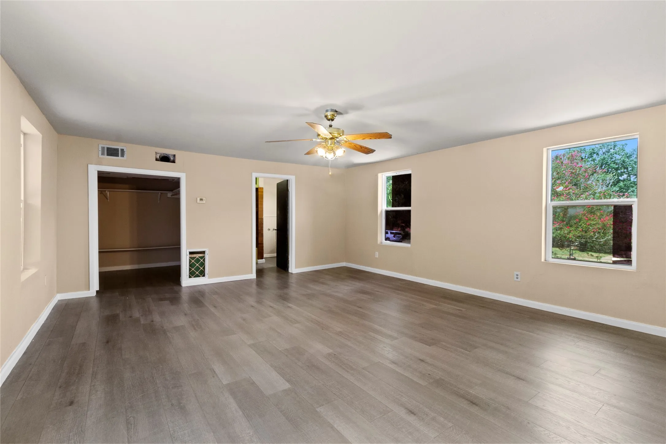 Single Family Residence For Sale in Limestone County , 708 E COMMERCE, Mexia, Texas 76667, 5 Bedroom, 3 Bathroom, Garage spaces, 2,382 Sqft, built in 1959, mls#21351481, Real Estate Agent in Mexia, Homes For Sale in Limestone county, Homes For Sale in Mexia, Realtor in Mexia Texas, Real Estate Brokerage Independent Realty Texas, Luminita Cordes Realtor