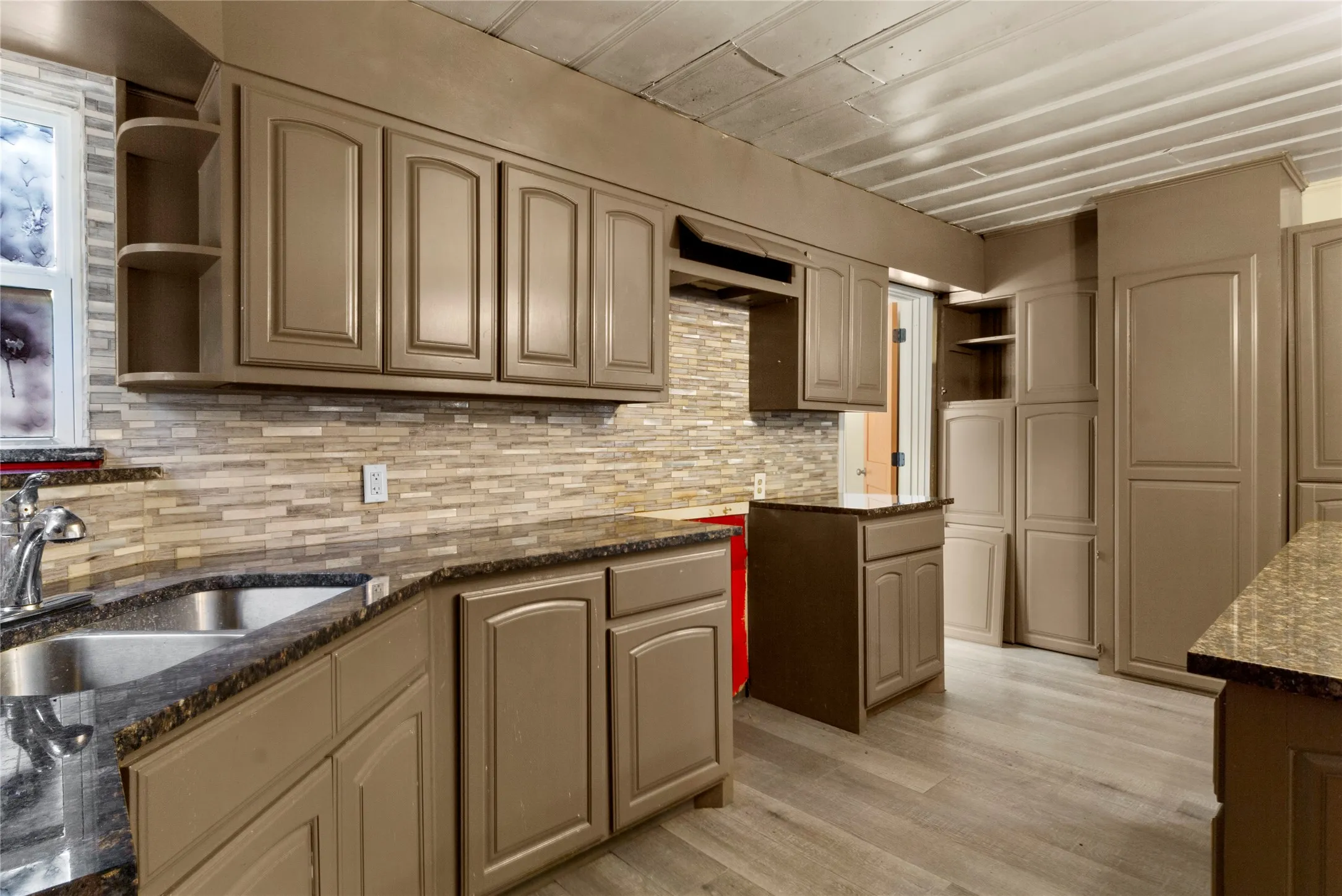 Single Family Residence For Sale in Limestone County , 708 E COMMERCE, Mexia, Texas 76667, 5 Bedroom, 3 Bathroom, Garage spaces, 2,382 Sqft, built in 1959, mls#21351481, Real Estate Agent in Mexia, Homes For Sale in Limestone county, Homes For Sale in Mexia, Realtor in Mexia Texas, Real Estate Brokerage Independent Realty Texas, Luminita Cordes Realtor