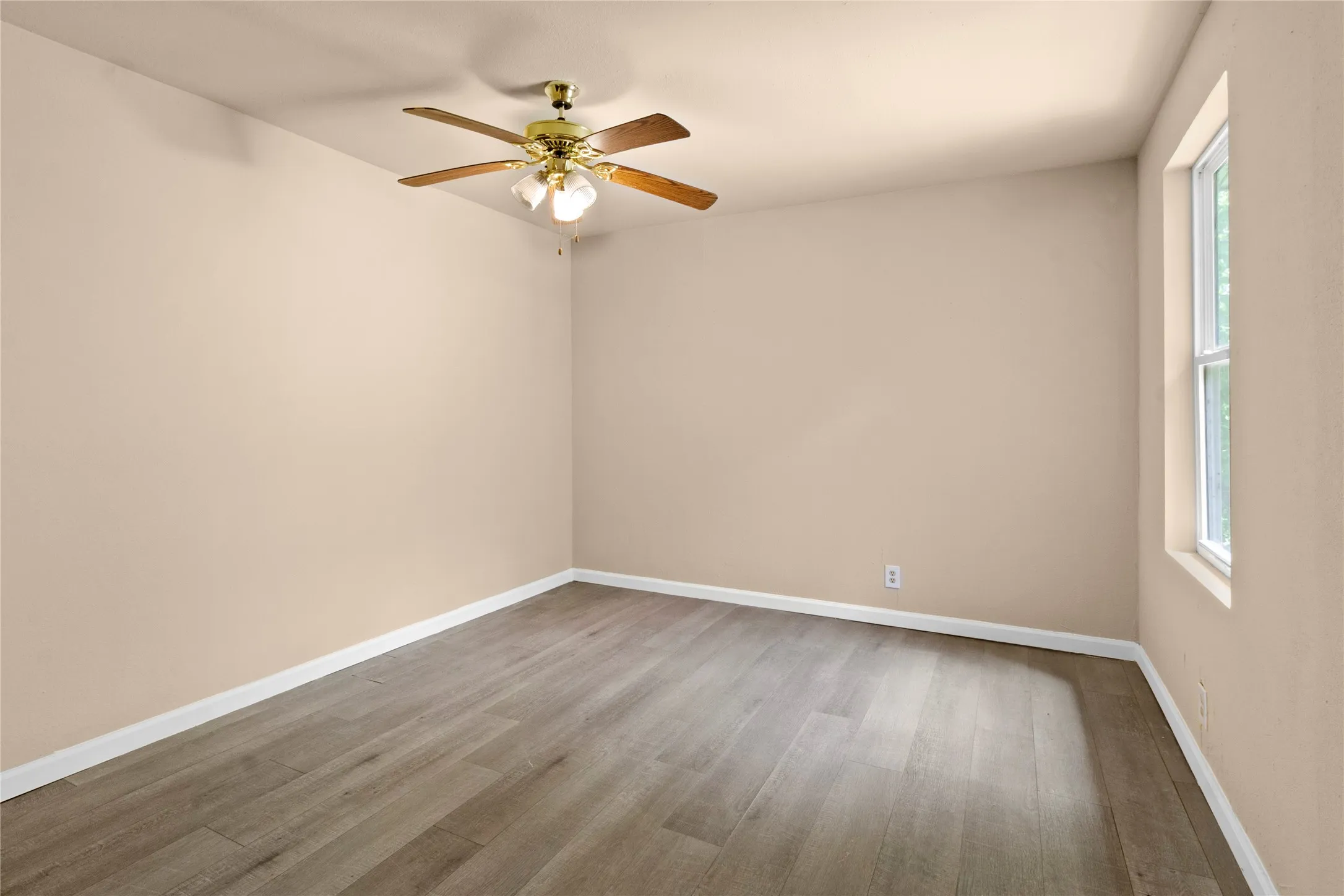 Single Family Residence For Sale in Limestone County , 708 E COMMERCE, Mexia, Texas 76667, 5 Bedroom, 3 Bathroom, Garage spaces, 2,382 Sqft, built in 1959, mls#21351481, Real Estate Agent in Mexia, Homes For Sale in Limestone county, Homes For Sale in Mexia, Realtor in Mexia Texas, Real Estate Brokerage Independent Realty Texas, Luminita Cordes Realtor