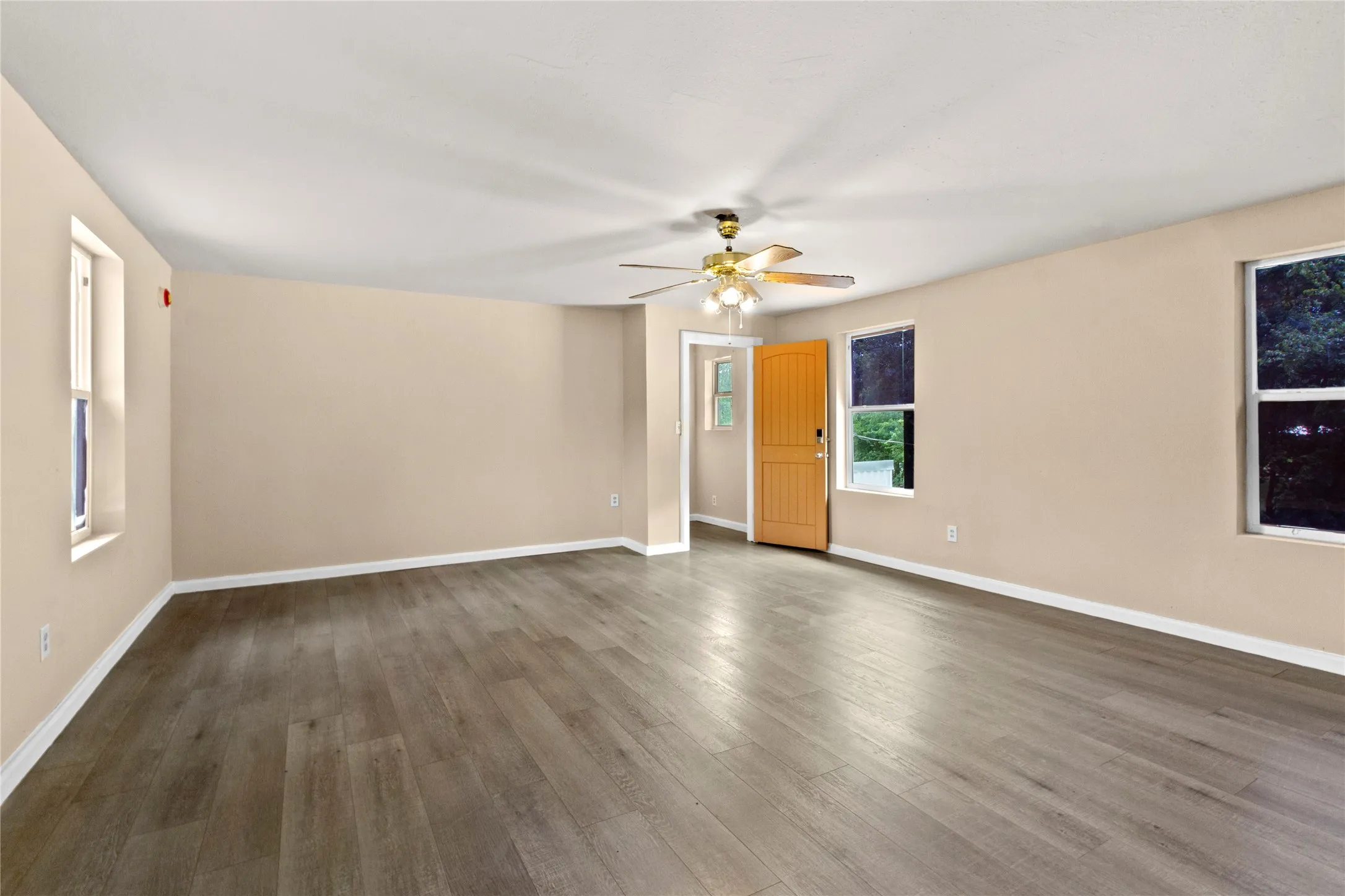 Single Family Residence For Sale in Limestone County , 708 E COMMERCE, Mexia, Texas 76667, 5 Bedroom, 3 Bathroom, Garage spaces, 2,382 Sqft, built in 1959, mls#21351481, Real Estate Agent in Mexia, Homes For Sale in Limestone county, Homes For Sale in Mexia, Realtor in Mexia Texas, Real Estate Brokerage Independent Realty Texas, Luminita Cordes Realtor