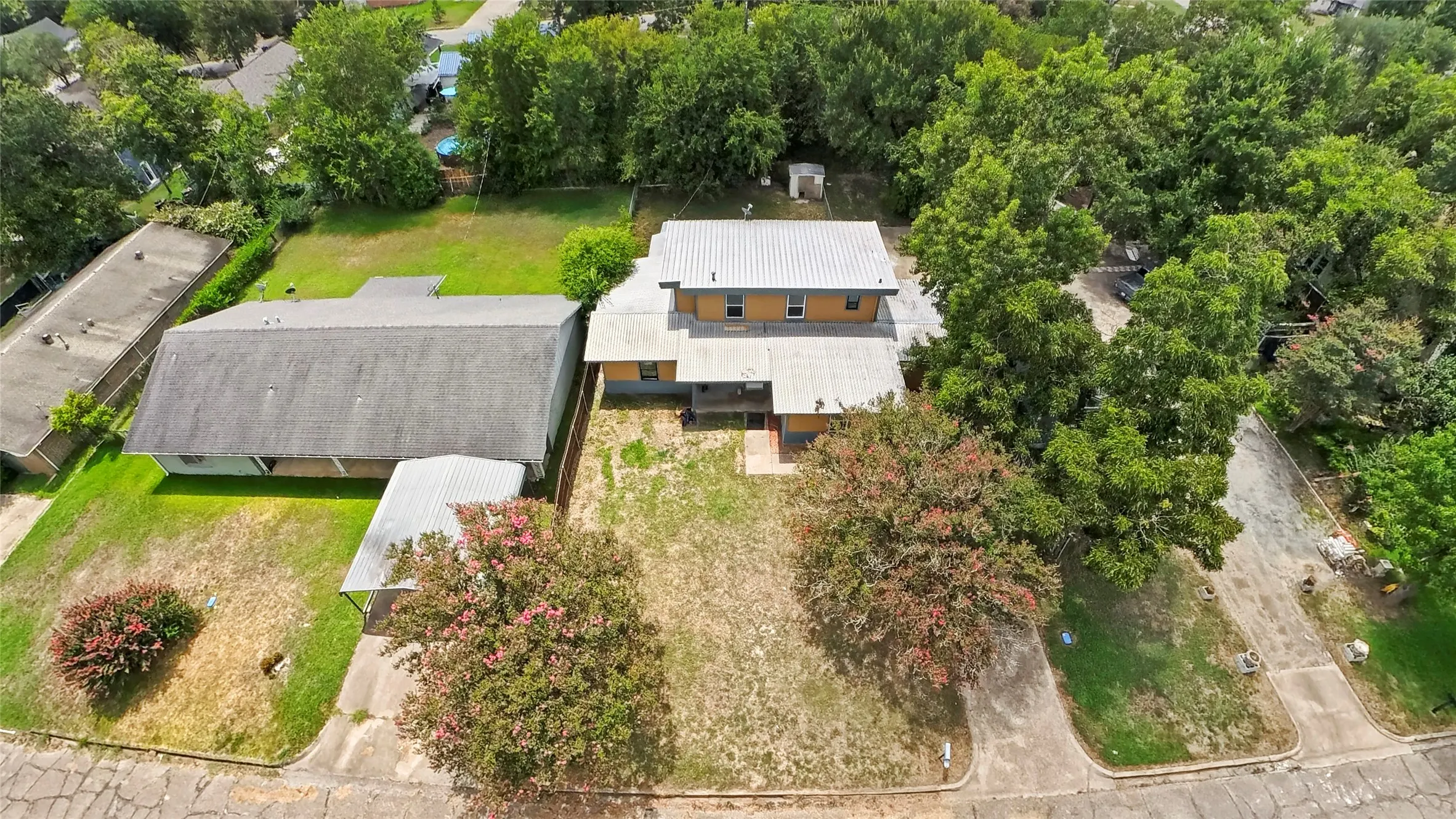 Single Family Residence For Sale in Limestone County , 708 E COMMERCE, Mexia, Texas 76667, 5 Bedroom, 3 Bathroom, Garage spaces, 2,382 Sqft, built in 1959, mls#21351481, Real Estate Agent in Mexia, Homes For Sale in Limestone county, Homes For Sale in Mexia, Realtor in Mexia Texas, Real Estate Brokerage Independent Realty Texas, Luminita Cordes Realtor