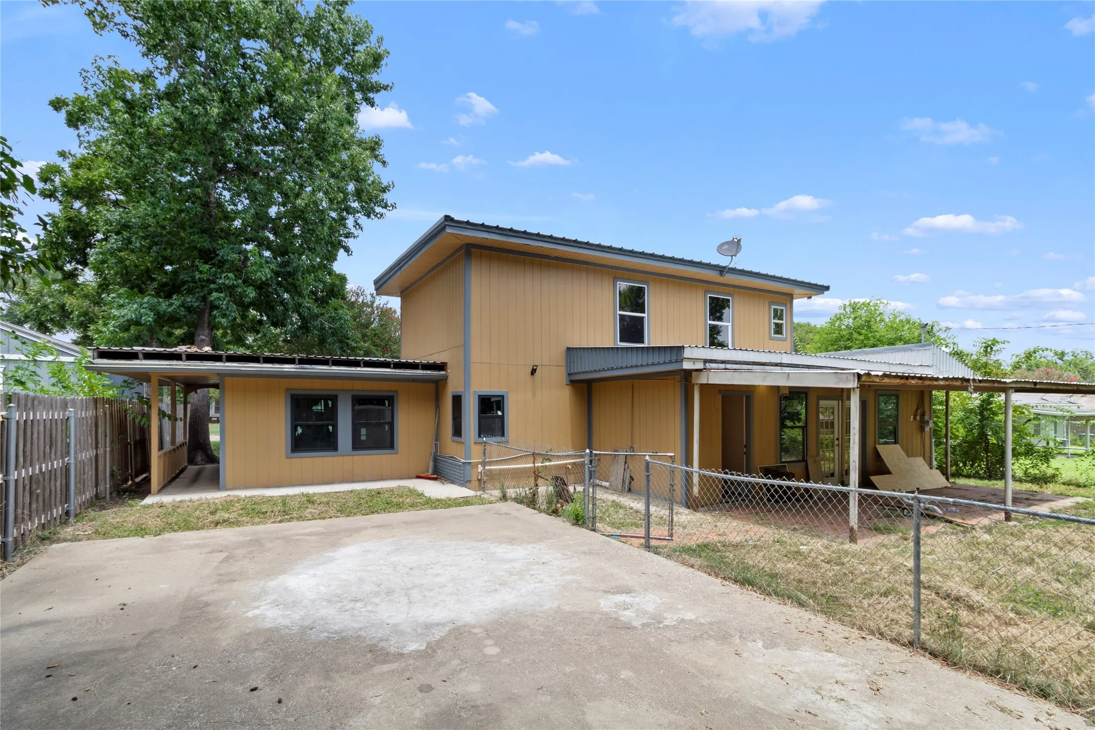 Single Family Residence For Sale in Limestone County , 708 E COMMERCE, Mexia, Texas 76667, 5 Bedroom, 3 Bathroom, Garage spaces, 2,382 Sqft, built in 1959, mls#21351481, Real Estate Agent in Mexia, Homes For Sale in Limestone county, Homes For Sale in Mexia, Realtor in Mexia Texas, Real Estate Brokerage Independent Realty Texas, Luminita Cordes Realtor