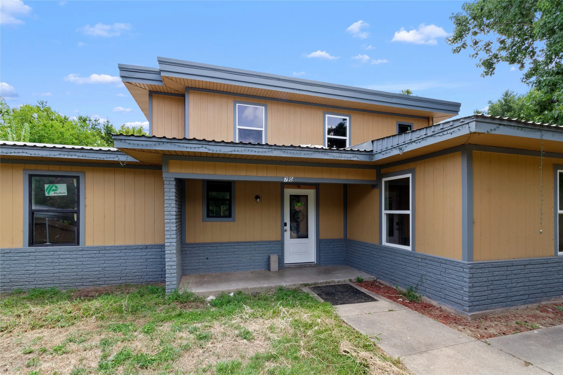 Single Family Residence For Sale in Limestone County , 708 E COMMERCE, Mexia, Texas 76667, 5 Bedroom, 3 Bathroom, Garage spaces, 2,382 Sqft, built in 1959, mls#21351481, Real Estate Agent in Mexia, Homes For Sale in Limestone county, Homes For Sale in Mexia, Realtor in Mexia Texas, Real Estate Brokerage Independent Realty Texas, Luminita Cordes Realtor