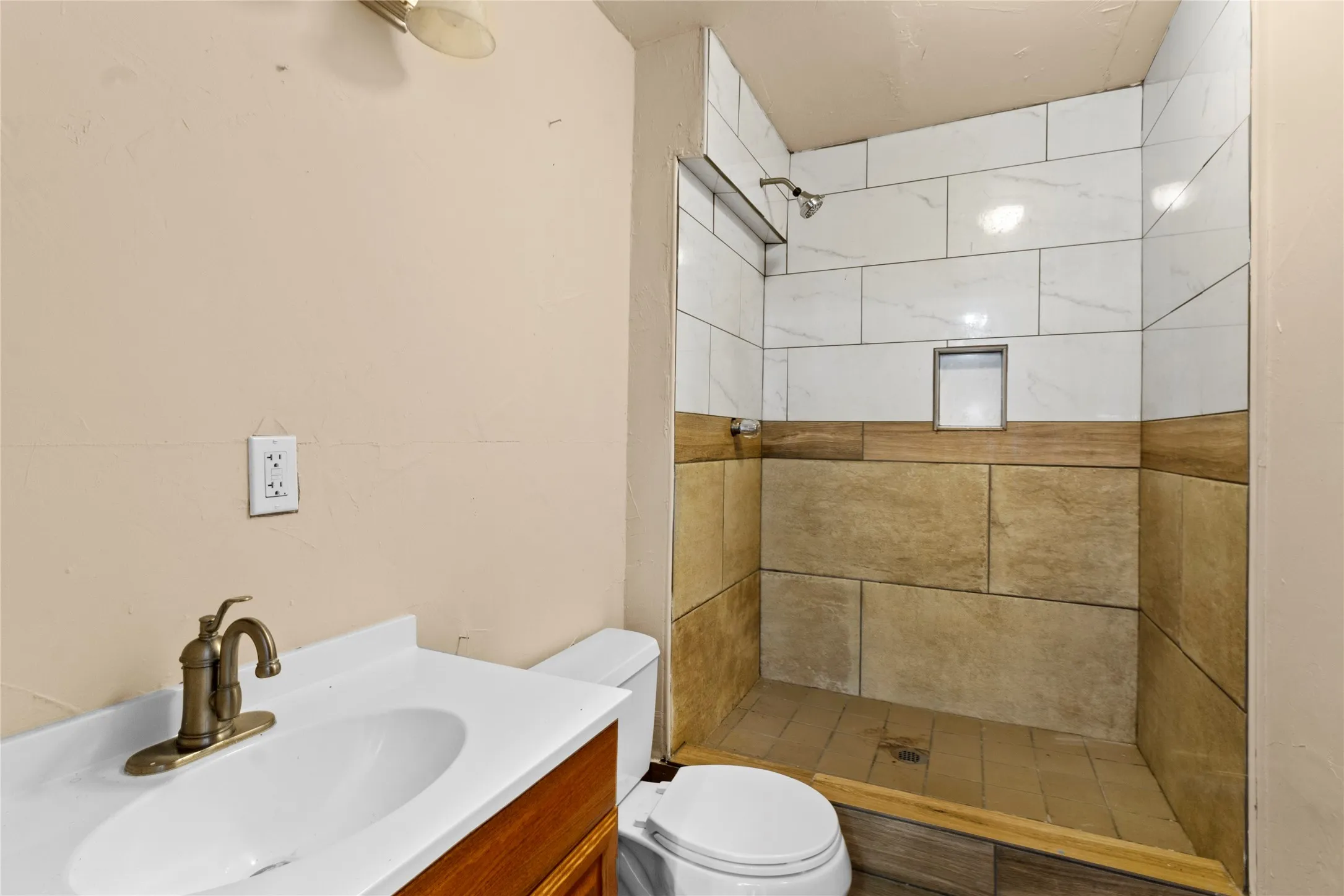 Single Family Residence For Sale in Limestone County , 708 E COMMERCE, Mexia, Texas 76667, 5 Bedroom, 3 Bathroom, Garage spaces, 2,382 Sqft, built in 1959, mls#21351481, Real Estate Agent in Mexia, Homes For Sale in Limestone county, Homes For Sale in Mexia, Realtor in Mexia Texas, Real Estate Brokerage Independent Realty Texas, Luminita Cordes Realtor