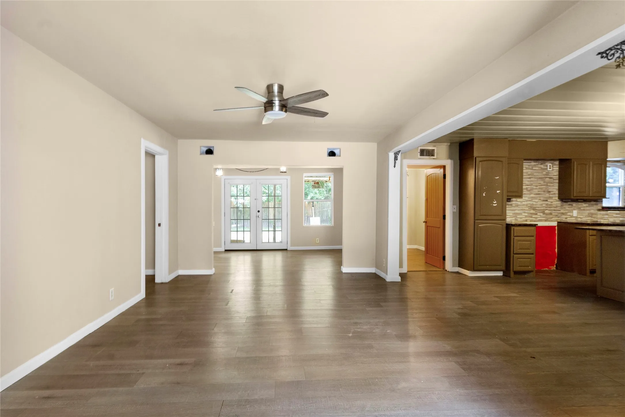 Single Family Residence For Sale in Limestone County , 708 E COMMERCE, Mexia, Texas 76667, 5 Bedroom, 3 Bathroom, Garage spaces, 2,382 Sqft, built in 1959, mls#21351481, Real Estate Agent in Mexia, Homes For Sale in Limestone county, Homes For Sale in Mexia, Realtor in Mexia Texas, Real Estate Brokerage Independent Realty Texas, Luminita Cordes Realtor