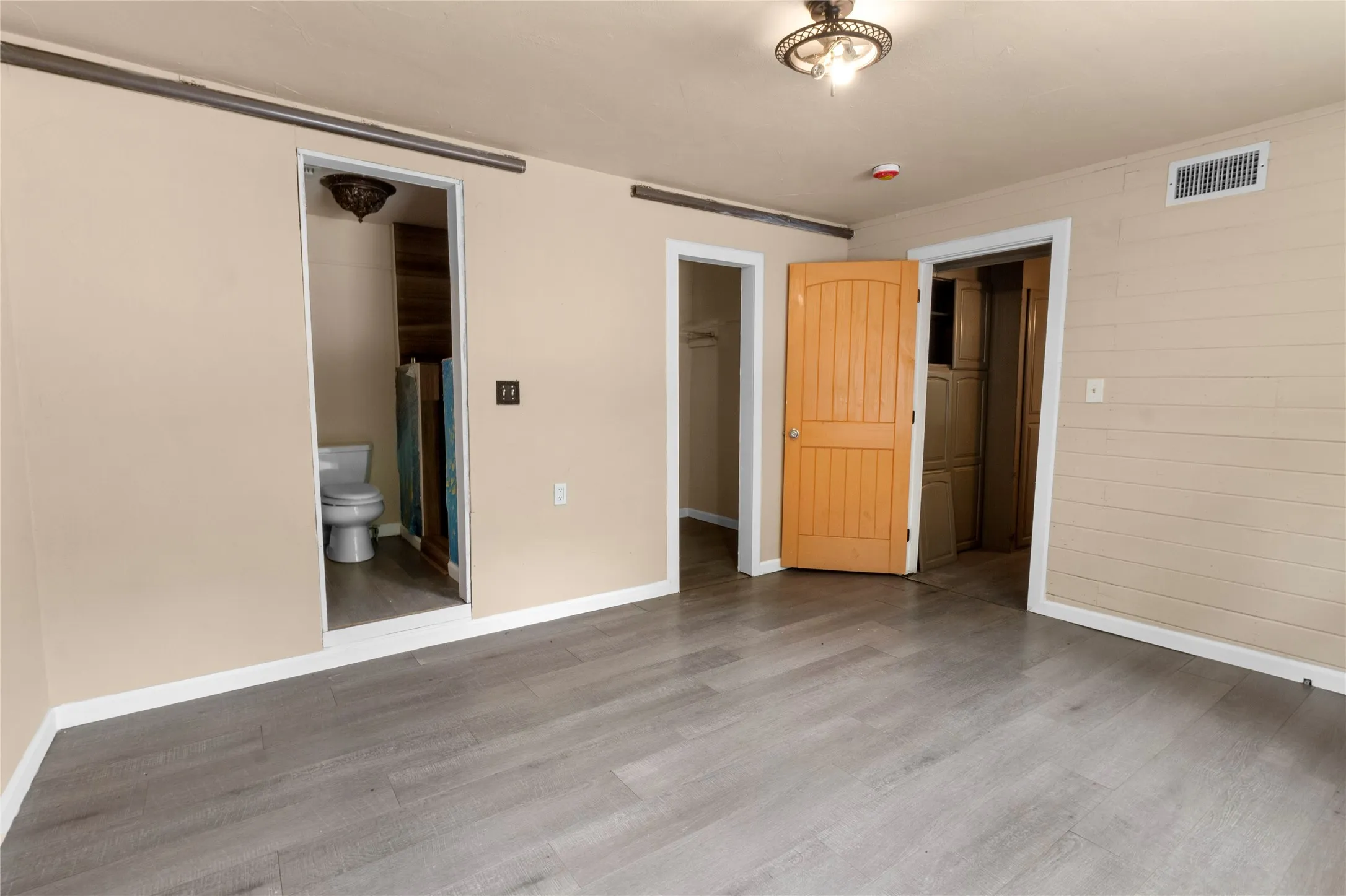 Single Family Residence For Sale in Limestone County , 708 E COMMERCE, Mexia, Texas 76667, 5 Bedroom, 3 Bathroom, Garage spaces, 2,382 Sqft, built in 1959, mls#21351481, Real Estate Agent in Mexia, Homes For Sale in Limestone county, Homes For Sale in Mexia, Realtor in Mexia Texas, Real Estate Brokerage Independent Realty Texas, Luminita Cordes Realtor