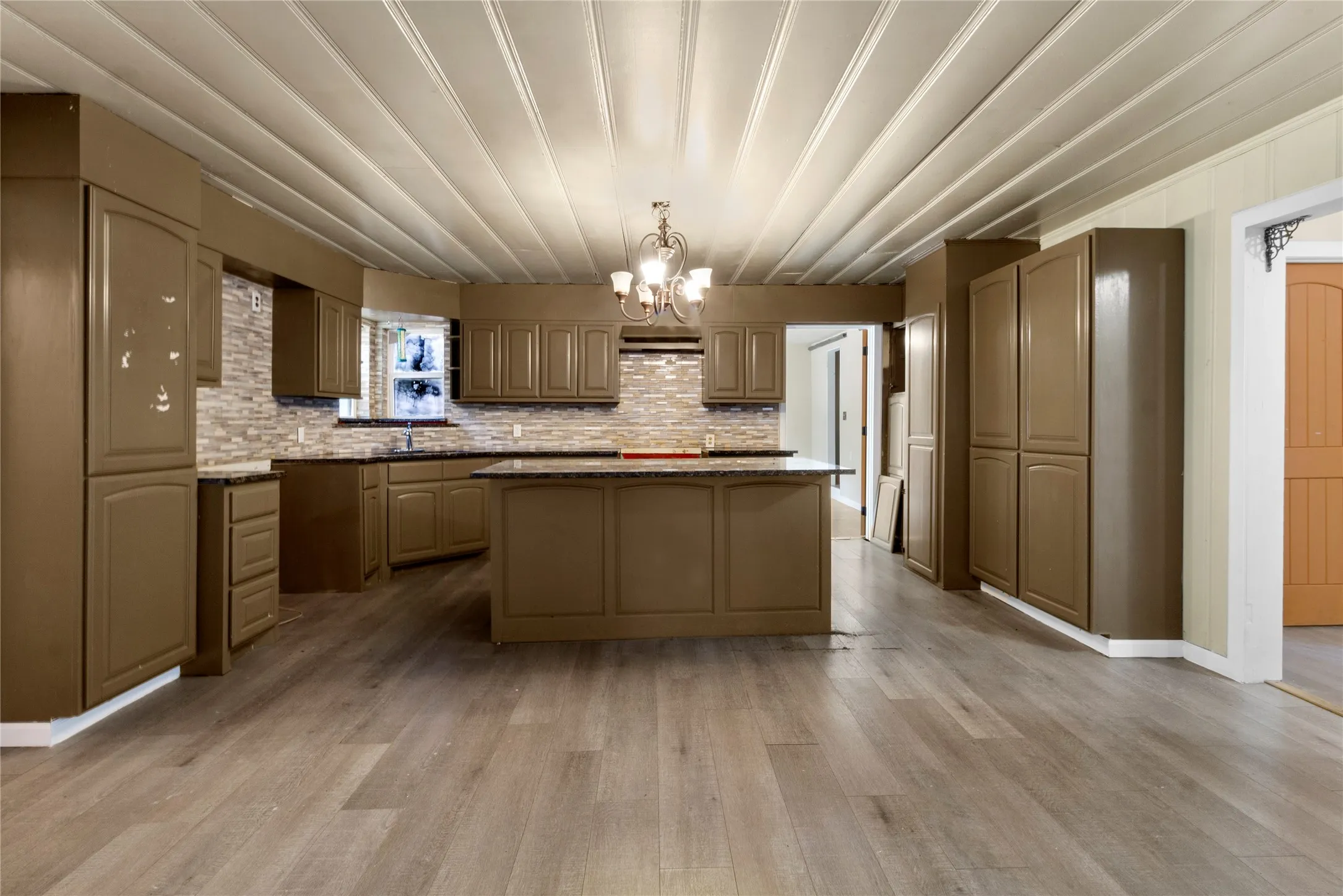 Single Family Residence For Sale in Limestone County , 708 E COMMERCE, Mexia, Texas 76667, 5 Bedroom, 3 Bathroom, Garage spaces, 2,382 Sqft, built in 1959, mls#21351481, Real Estate Agent in Mexia, Homes For Sale in Limestone county, Homes For Sale in Mexia, Realtor in Mexia Texas, Real Estate Brokerage Independent Realty Texas, Luminita Cordes Realtor
