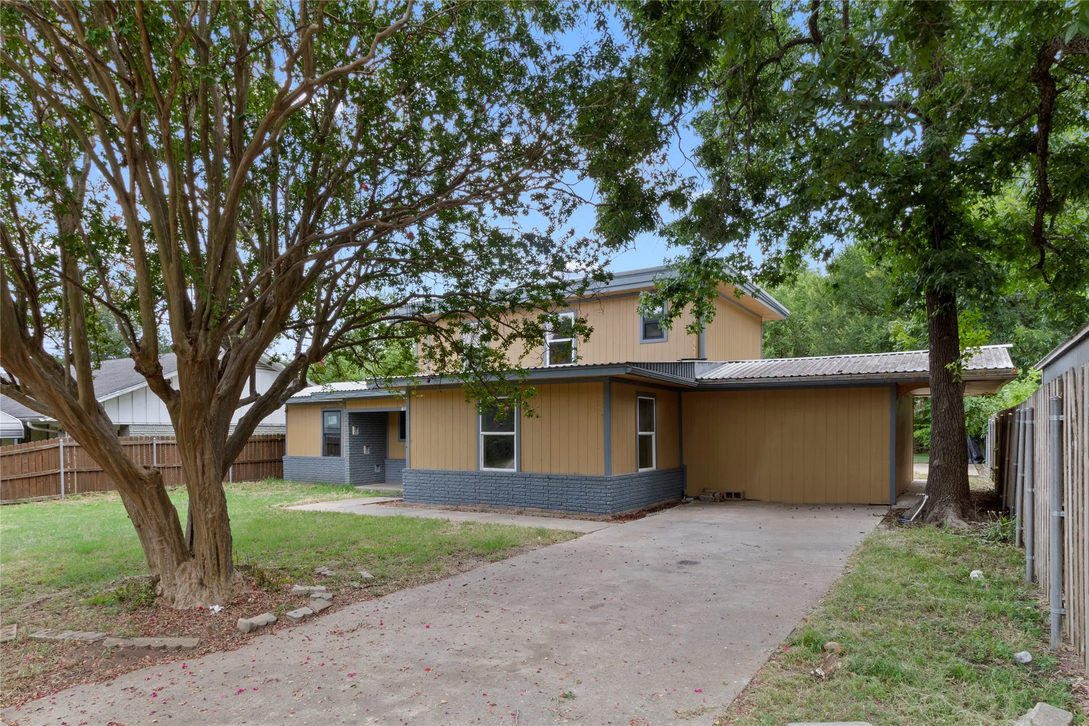 Single Family Residence For Sale in Limestone County , 708 E COMMERCE, Mexia, Texas 76667, 5 Bedroom, 3 Bathroom, Garage spaces, 2,382 Sqft, built in 1959, mls#21351481, Real Estate Agent in Mexia, Homes For Sale in Limestone county, Homes For Sale in Mexia, Realtor in Mexia Texas, Real Estate Brokerage Independent Realty Texas, Luminita Cordes Realtor
