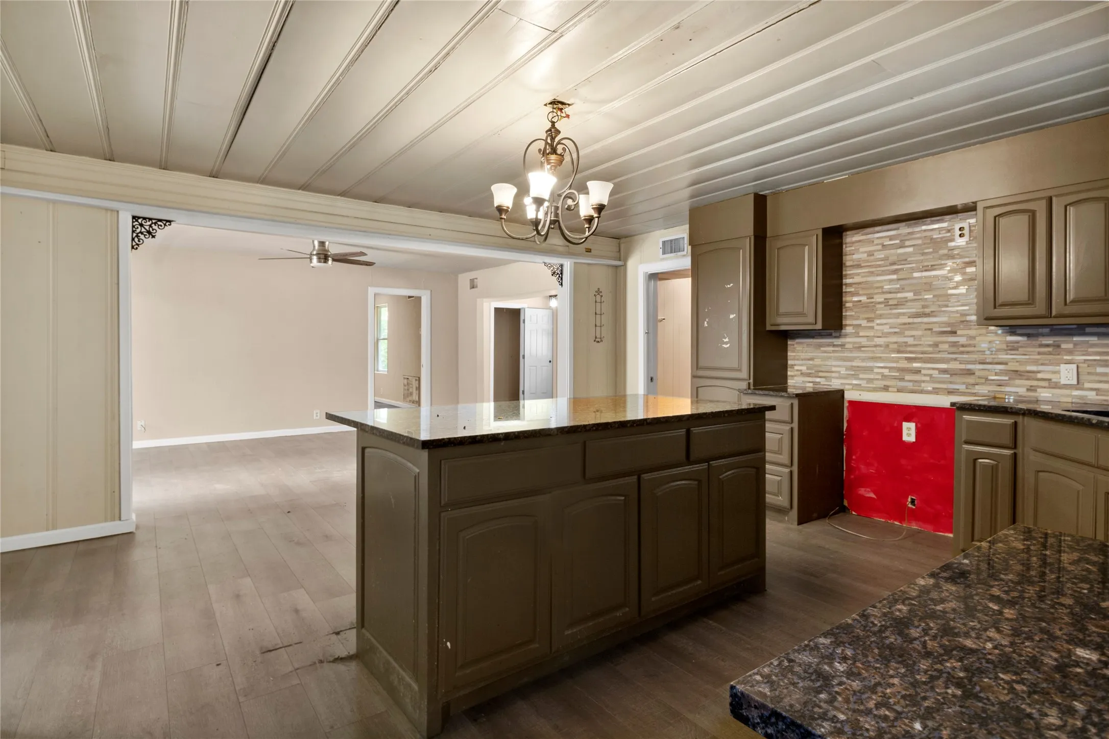 Single Family Residence For Sale in Limestone County , 708 E COMMERCE, Mexia, Texas 76667, 5 Bedroom, 3 Bathroom, Garage spaces, 2,382 Sqft, built in 1959, mls#21351481, Real Estate Agent in Mexia, Homes For Sale in Limestone county, Homes For Sale in Mexia, Realtor in Mexia Texas, Real Estate Brokerage Independent Realty Texas, Luminita Cordes Realtor