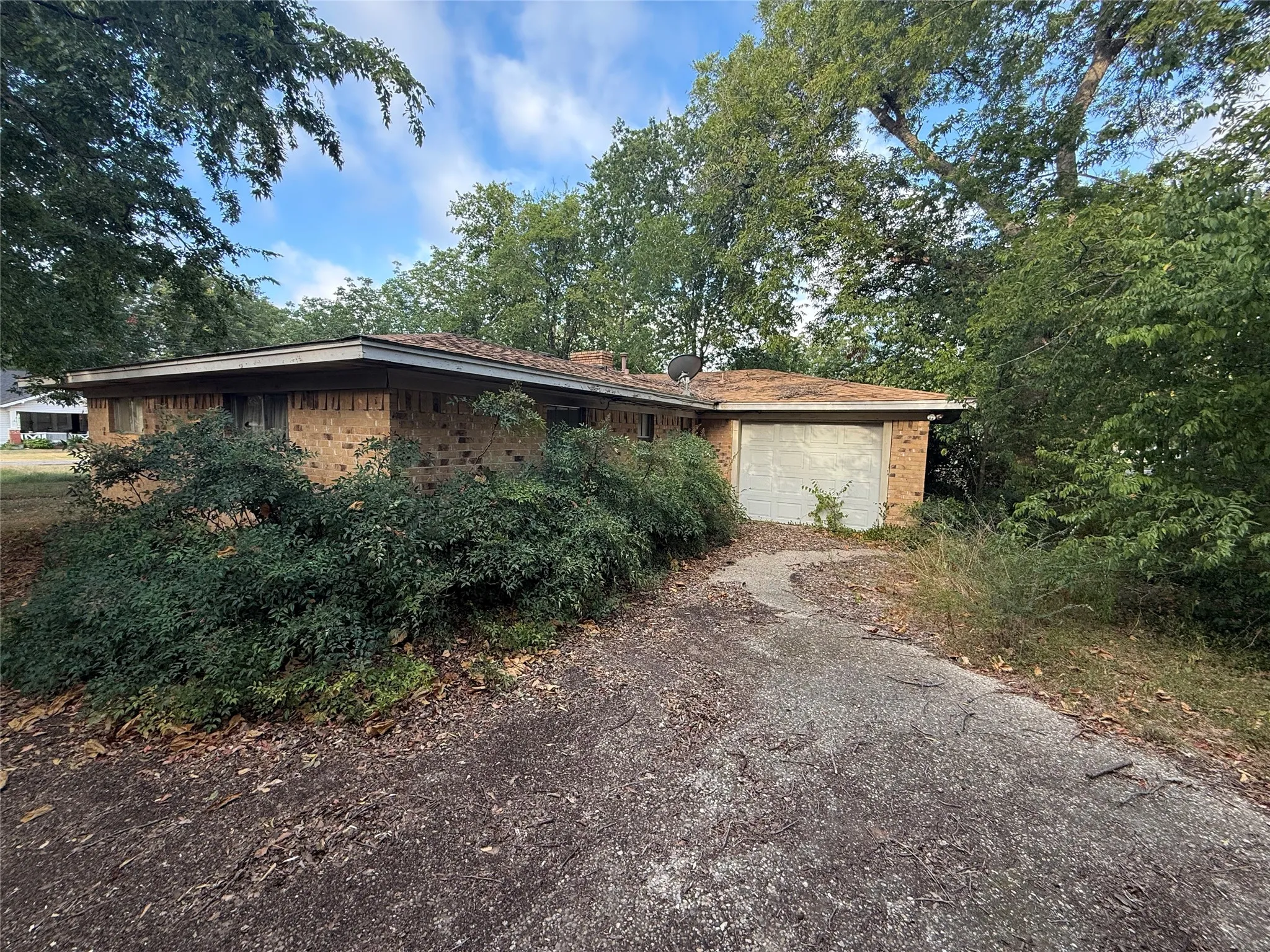 Single Family Residence For Sale in Navarro County , 208 SW 4th Street, Kerens, Texas 75144, 2 Bedroom, 2 Bathroom, 2 Garage spaces, 1,360 Sqft, built in 1978, Price $125,000, mls#21351501, Real Estate Agent in Kerens, Homes For Sale in Navarro county, Homes For Sale in Kerens, Realtor in Kerens Texas, Real Estate Brokerage Independent Realty Texas, Luminita Cordes Realtor
