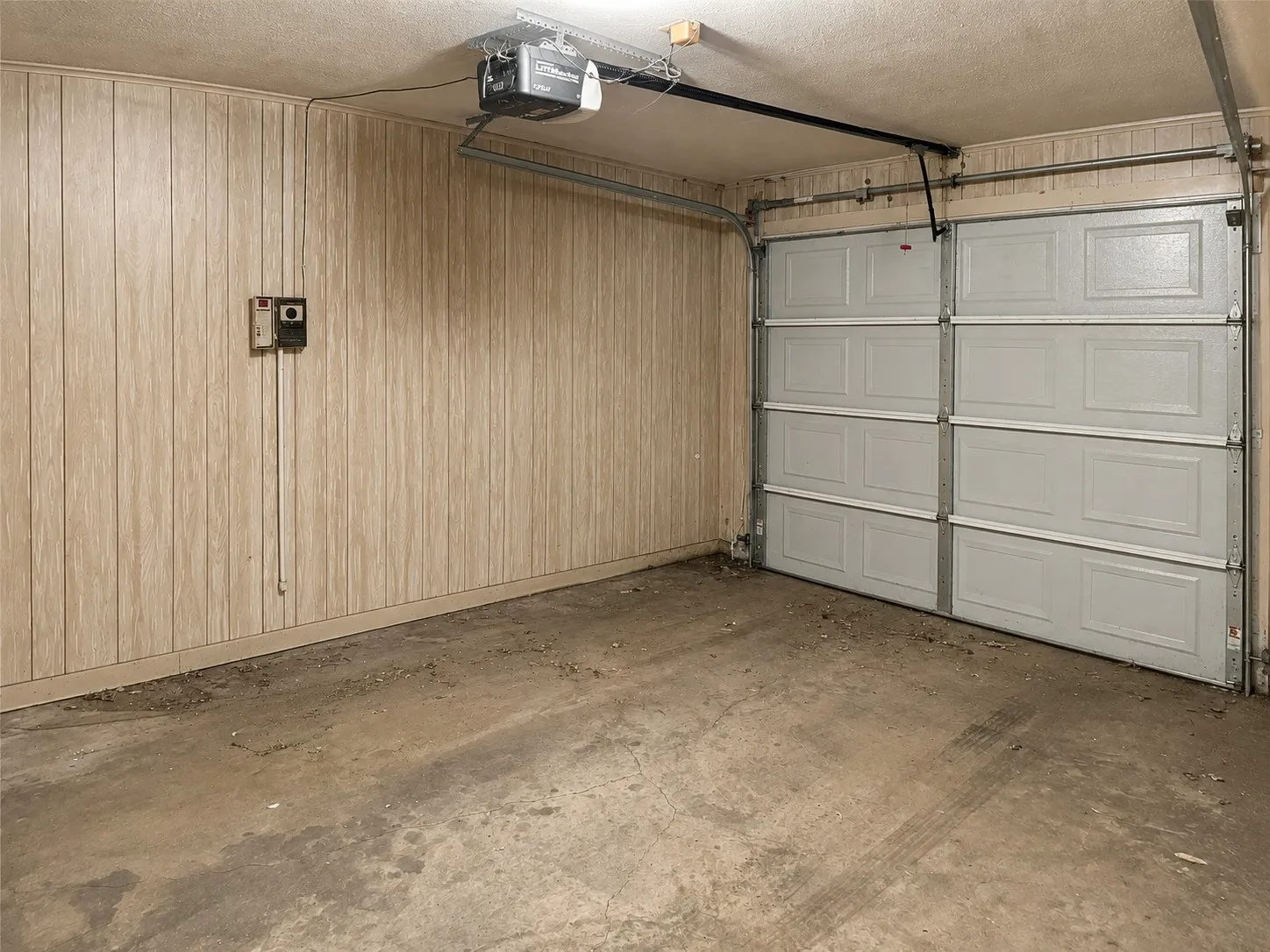 Single Family Residence For Sale in Navarro County , 208 SW 4th Street, Kerens, Texas 75144, 2 Bedroom, 2 Bathroom, 2 Garage spaces, 1,360 Sqft, built in 1978, Price $125,000, mls#21351501, Real Estate Agent in Kerens, Homes For Sale in Navarro county, Homes For Sale in Kerens, Realtor in Kerens Texas, Real Estate Brokerage Independent Realty Texas, Luminita Cordes Realtor