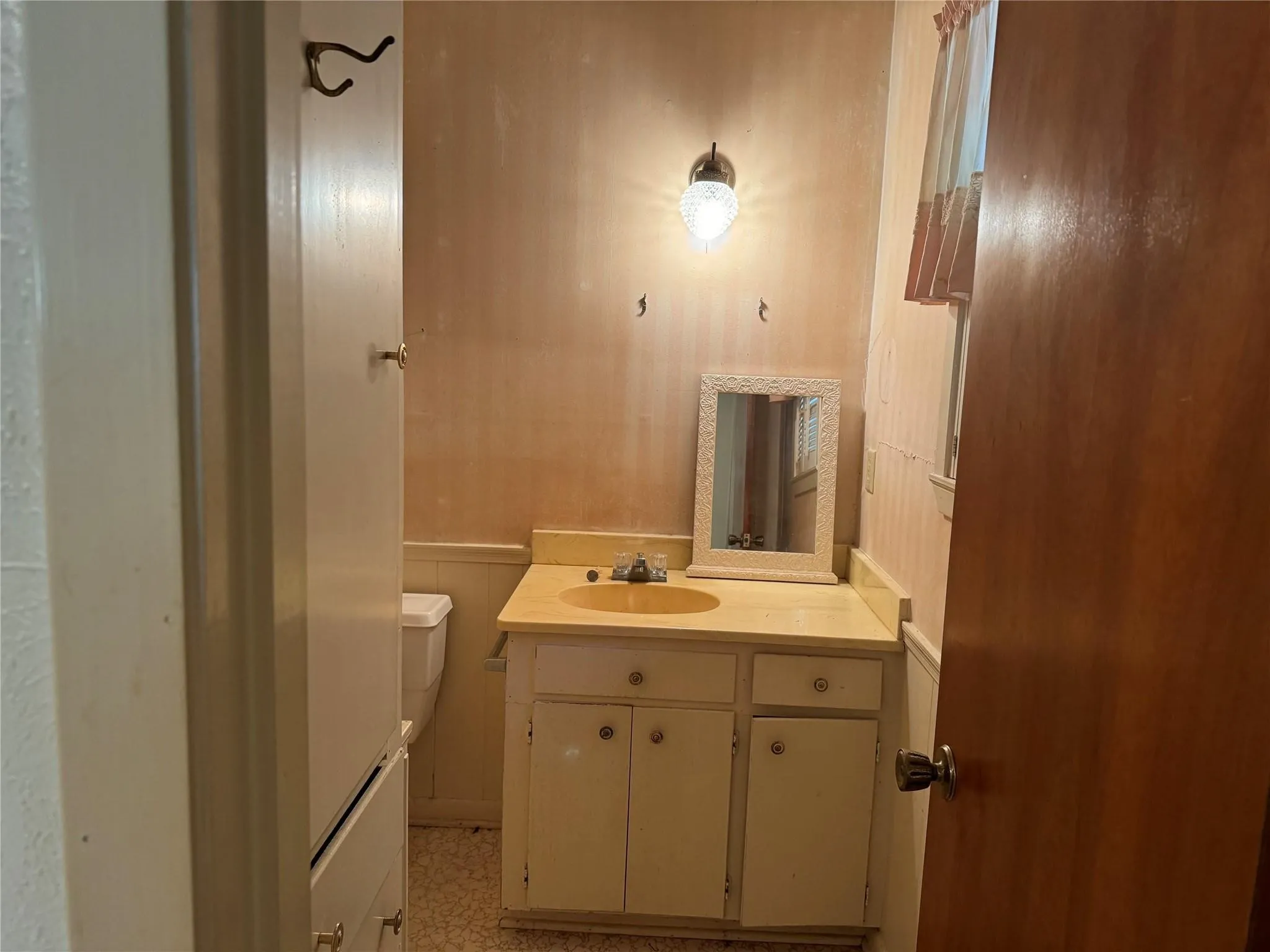 Single Family Residence For Sale in Navarro County , 208 SW 4th Street, Kerens, Texas 75144, 2 Bedroom, 2 Bathroom, 2 Garage spaces, 1,360 Sqft, built in 1978, Price $125,000, mls#21351501, Real Estate Agent in Kerens, Homes For Sale in Navarro county, Homes For Sale in Kerens, Realtor in Kerens Texas, Real Estate Brokerage Independent Realty Texas, Luminita Cordes Realtor