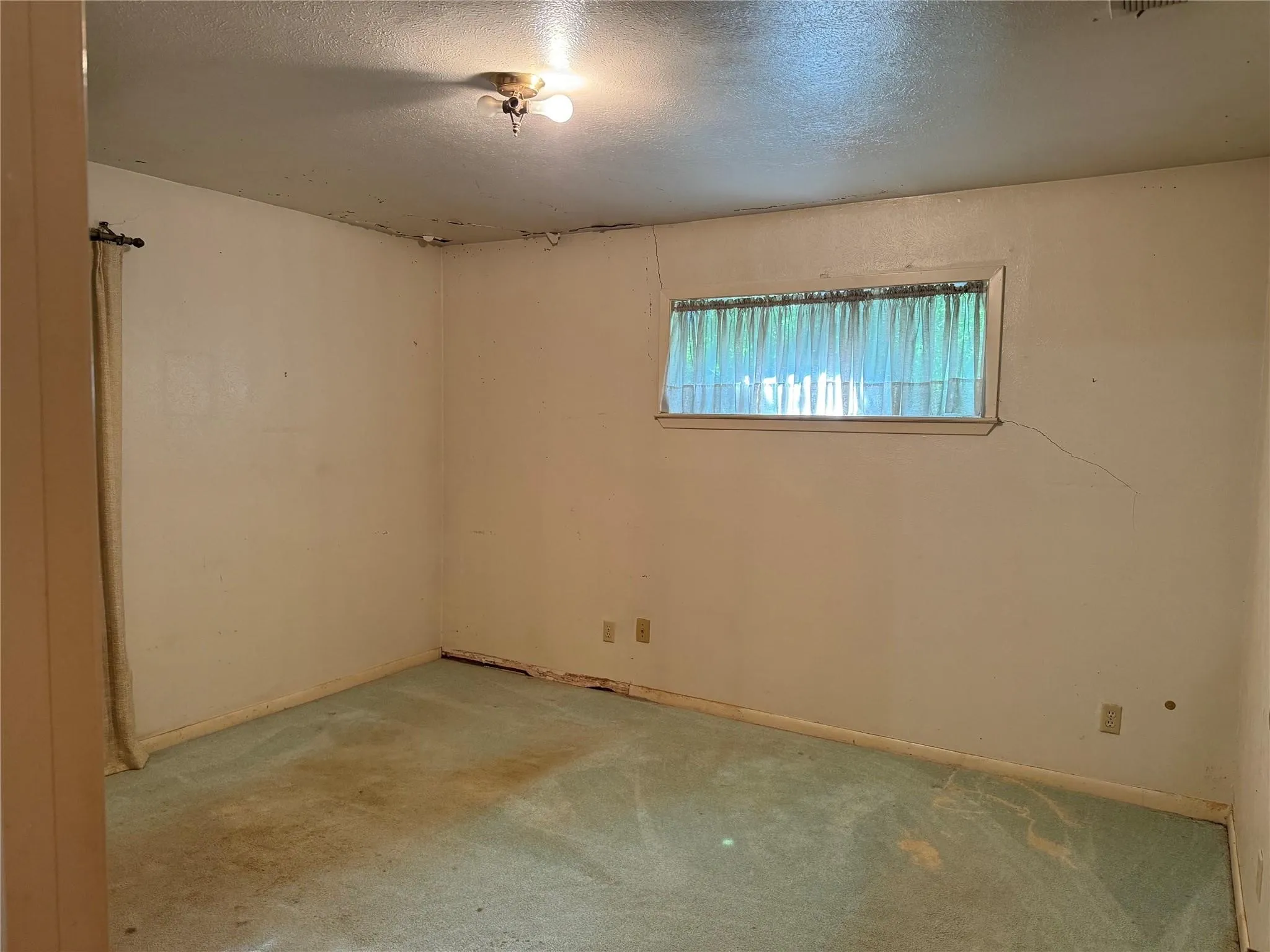 Single Family Residence For Sale in Navarro County , 208 SW 4th Street, Kerens, Texas 75144, 2 Bedroom, 2 Bathroom, 2 Garage spaces, 1,360 Sqft, built in 1978, Price $125,000, mls#21351501, Real Estate Agent in Kerens, Homes For Sale in Navarro county, Homes For Sale in Kerens, Realtor in Kerens Texas, Real Estate Brokerage Independent Realty Texas, Luminita Cordes Realtor