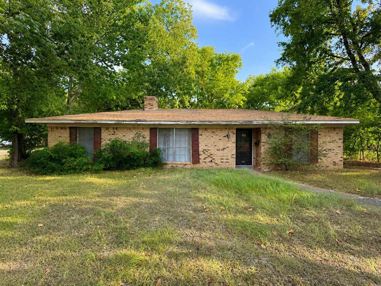 Single Family Residence For Sale in Navarro County , 208 SW 4th Street, Kerens, Texas 75144, 2 Bedroom, 2 Bathroom, 2 Garage spaces, 1,360 Sqft, built in 1978, Price $125,000, mls#21351501, Real Estate Agent in Kerens, Homes For Sale in Navarro county, Homes For Sale in Kerens, Realtor in Kerens Texas, Real Estate Brokerage Independent Realty Texas, Luminita Cordes Realtor