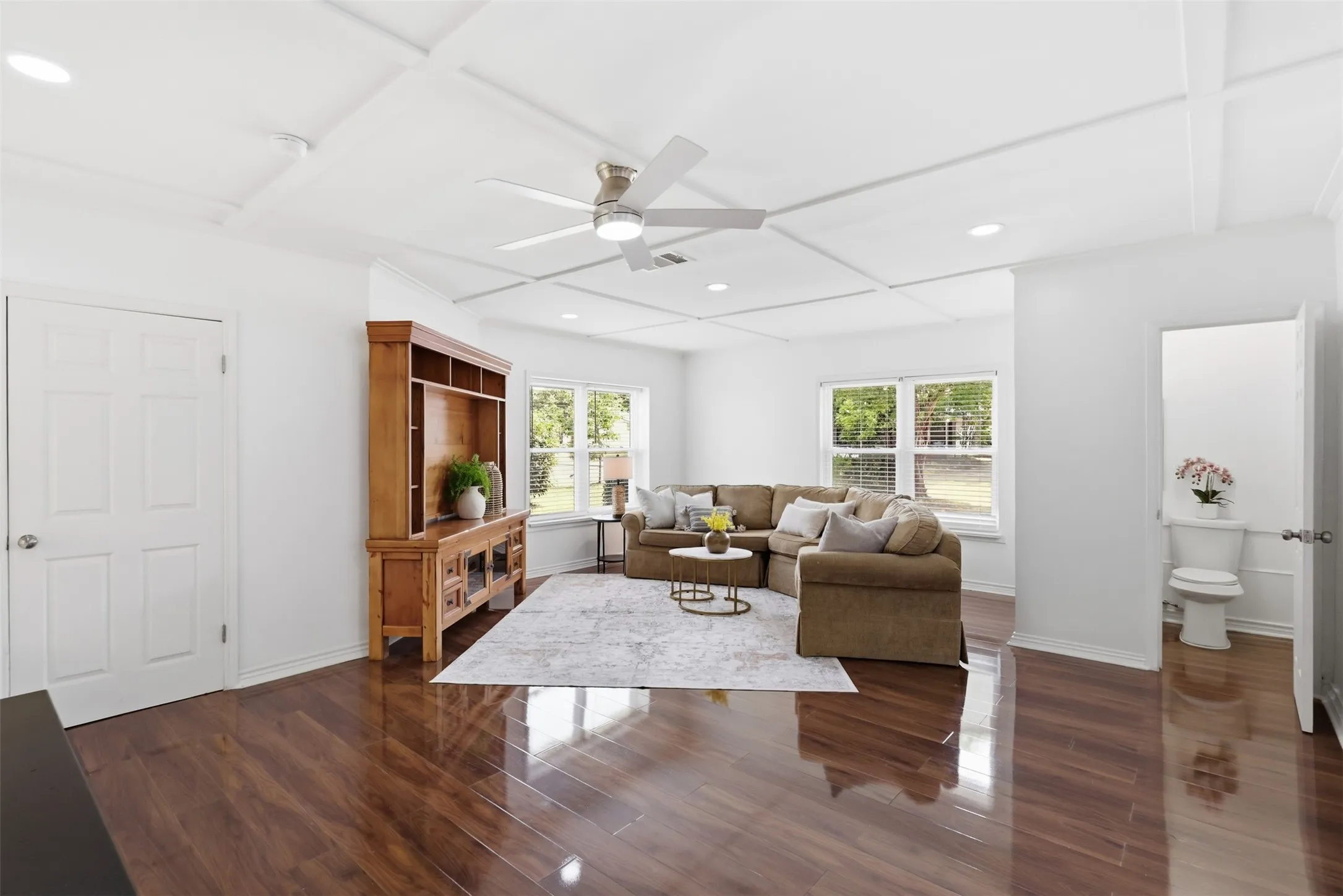 Single Family Residence For Sale in Dallas County , 12319 Sunland Street, Dallas, Texas 75218, 3 Bedroom, 3 Bathroom, 2 Garage spaces, 1,669 Sqft, built in 1962, mls#21339057, Real Estate Agent in Dallas, Homes For Sale in Dallas county, Homes For Sale in Dallas, Realtor in Dallas Texas, Real Estate Brokerage Independent Realty Texas, Luminita Cordes Realtor