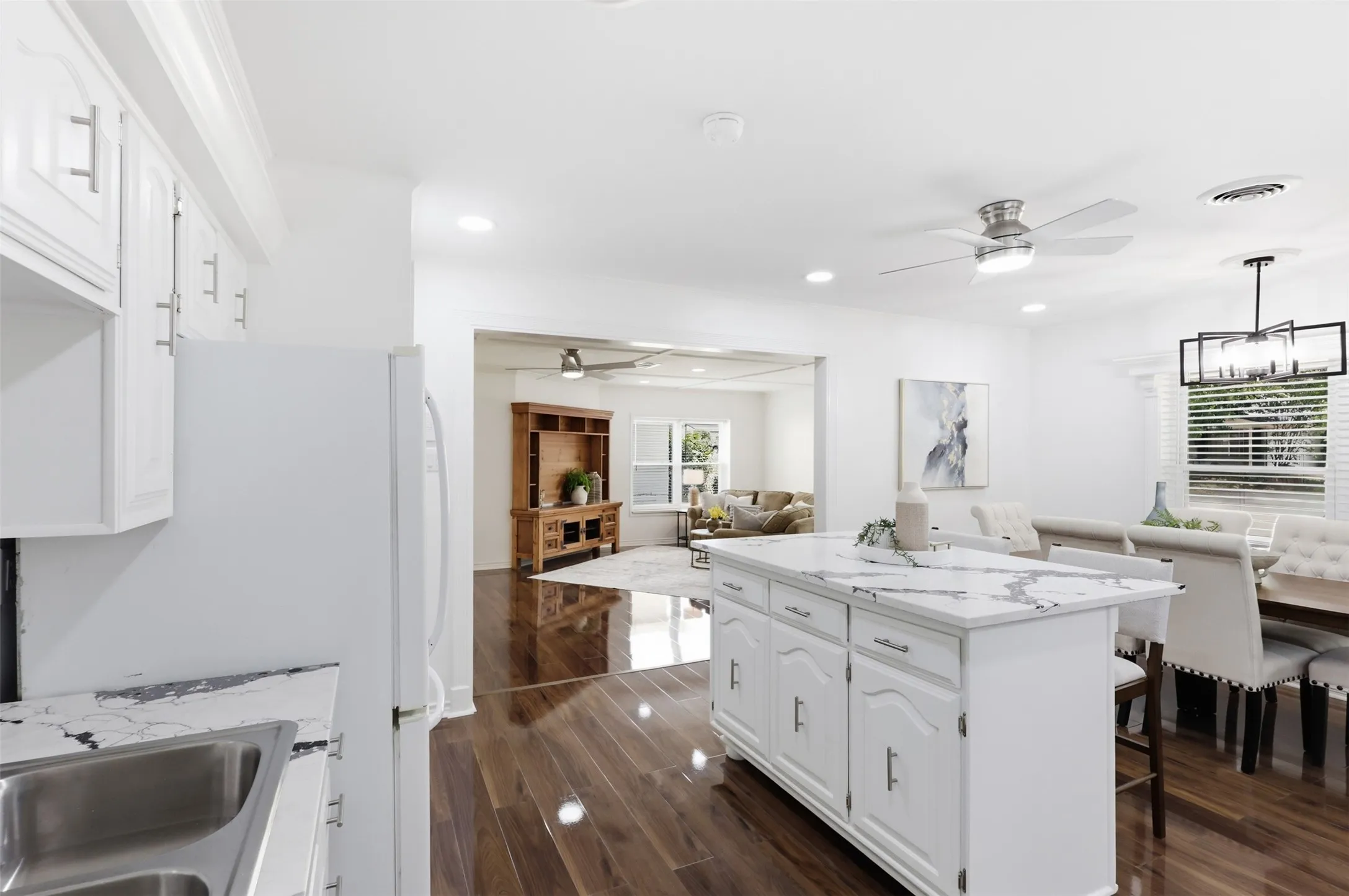 Single Family Residence For Sale in Dallas County , 12319 Sunland Street, Dallas, Texas 75218, 3 Bedroom, 3 Bathroom, 2 Garage spaces, 1,669 Sqft, built in 1962, mls#21339057, Real Estate Agent in Dallas, Homes For Sale in Dallas county, Homes For Sale in Dallas, Realtor in Dallas Texas, Real Estate Brokerage Independent Realty Texas, Luminita Cordes Realtor