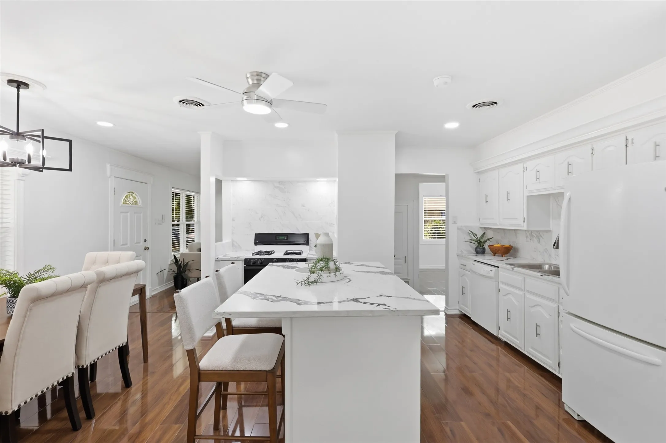 Single Family Residence For Sale in Dallas County , 12319 Sunland Street, Dallas, Texas 75218, 3 Bedroom, 3 Bathroom, 2 Garage spaces, 1,669 Sqft, built in 1962, mls#21339057, Real Estate Agent in Dallas, Homes For Sale in Dallas county, Homes For Sale in Dallas, Realtor in Dallas Texas, Real Estate Brokerage Independent Realty Texas, Luminita Cordes Realtor